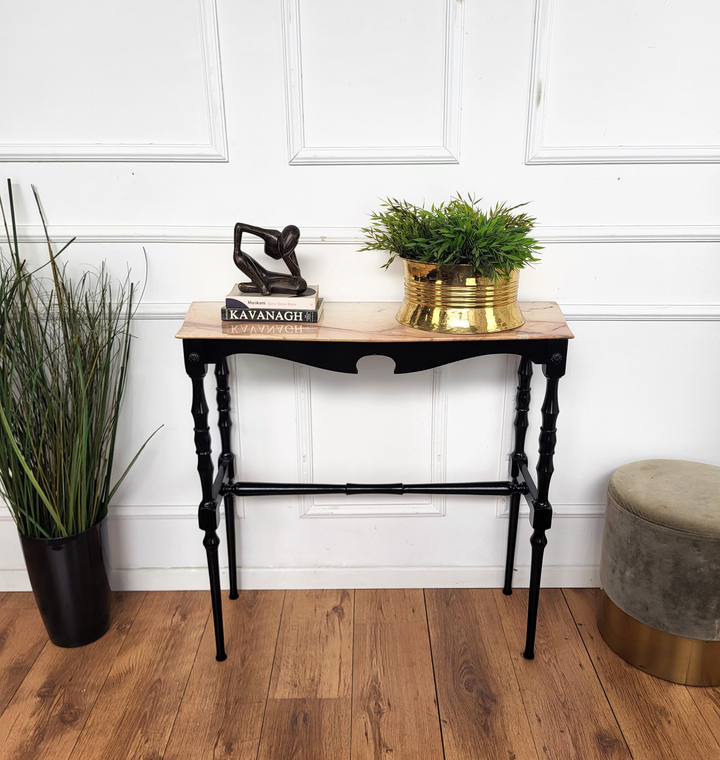 Très élégante et raffinée table console italienne des années 1950 Mid-Century Modern et design néoclassique. Les quatre superbes pieds sculptés reliés par un châssis central et le plateau en marbre de Carrare blanc typique confèrent à cette console