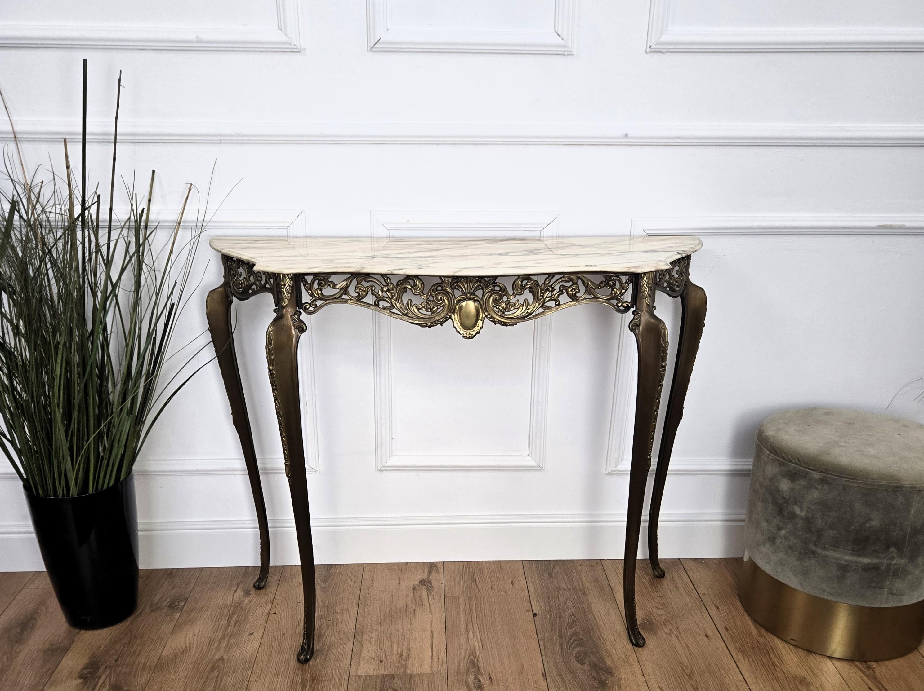 20ième siècle Console Demilune en laiton avec plateau en marbre, Italie, années 1950, milieu du siècle en vente