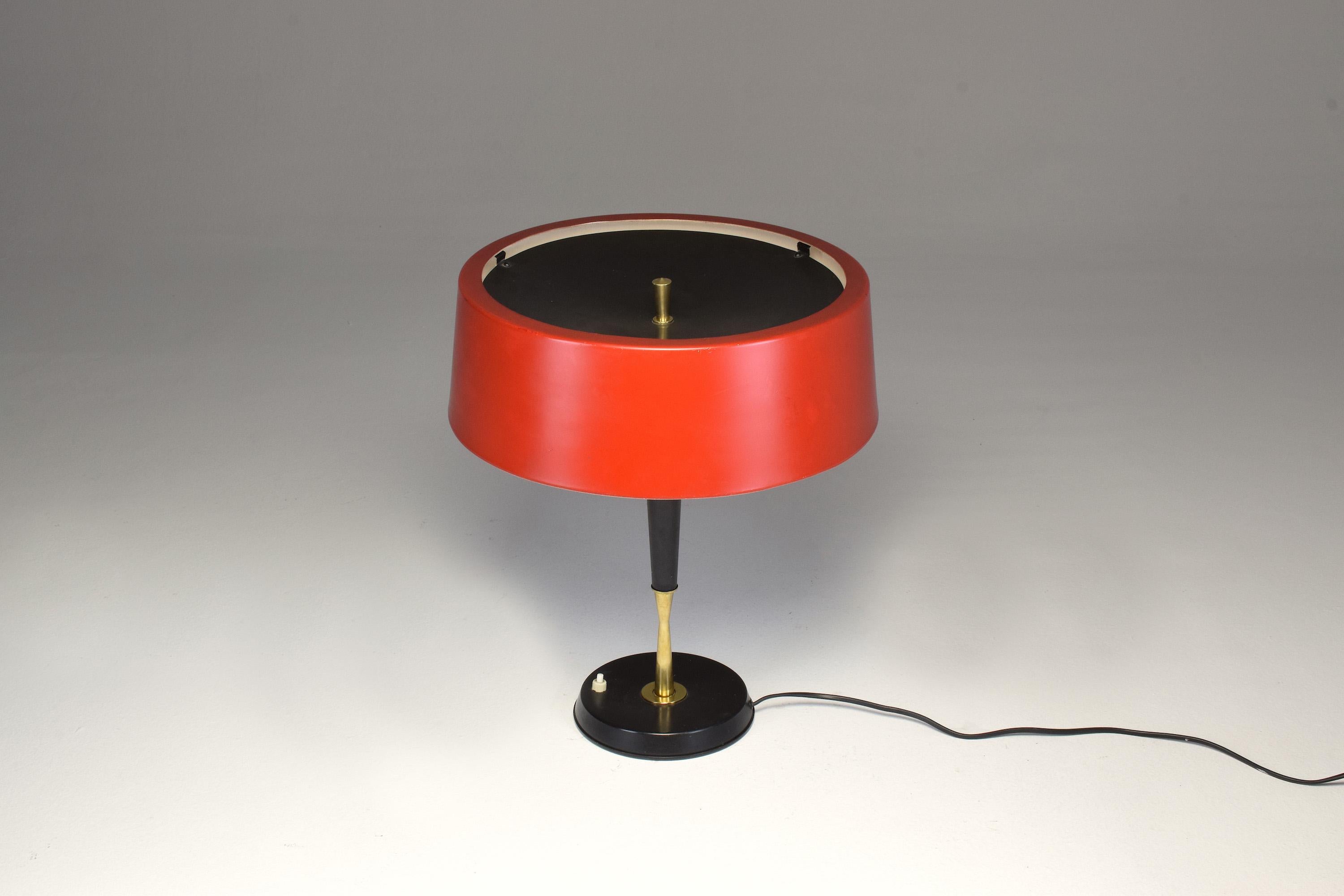A Mid-Century Modern vintage table lamp or desk lamp by Italian designer Oscar Torlasco for the prestigious Italian lighting manufacturer Lumi. 
This tall rare statement piece is composed of a shade in elegant red and a structure of both lacquered