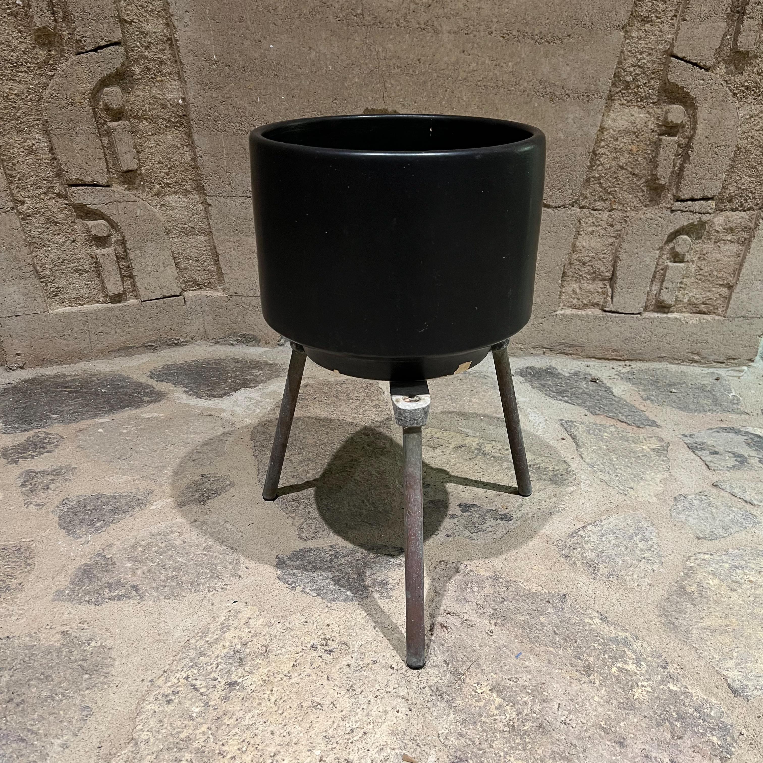 1950s Midcentury Modern Tripod Planter Pedestal Stand in Patinated Aluminum For Sale 1