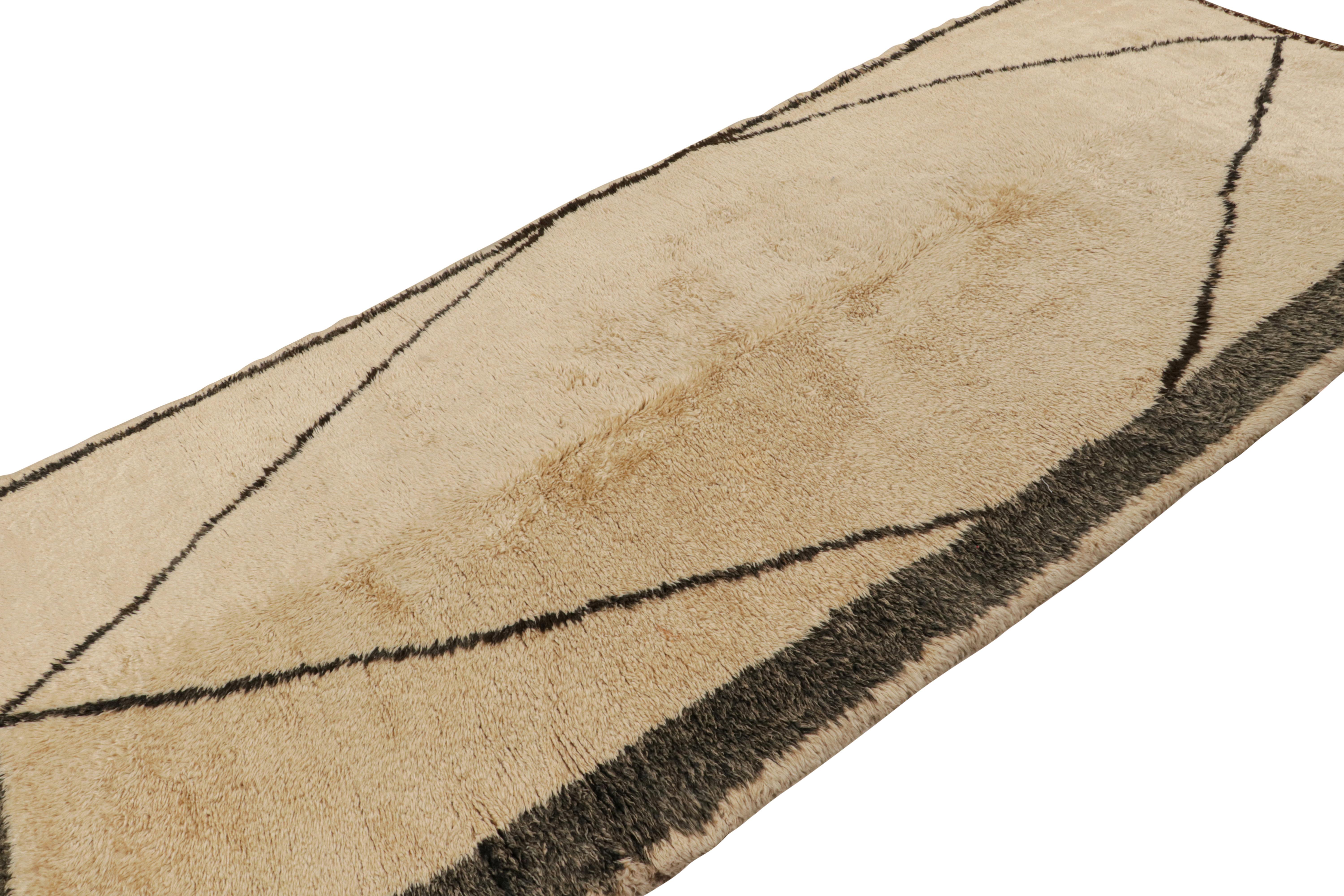 Anudada a mano en Marruecos entre 1950 y 1960, esta alfombra marroquí vintage de mediados de siglo goza de una amplitud propia de la aparición gradual de telares marroquíes más grandes, capaces de fabricar piezas del tamaño de una habitación,