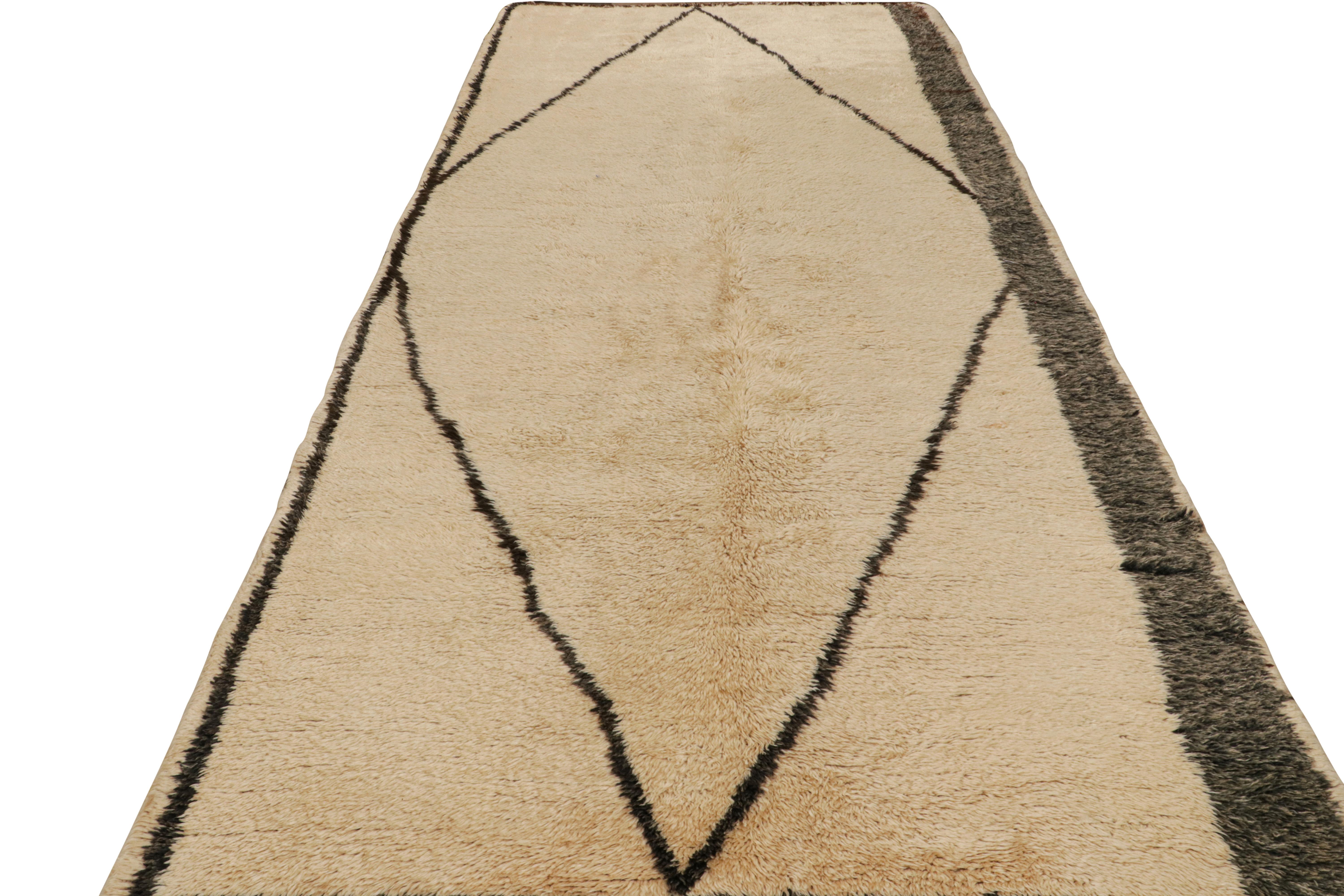 Alfombra marroquí de mediados de siglo de 1950 de lana vintage beige, marrón y verde by Rug & Kilim Moderno de mediados de siglo en venta