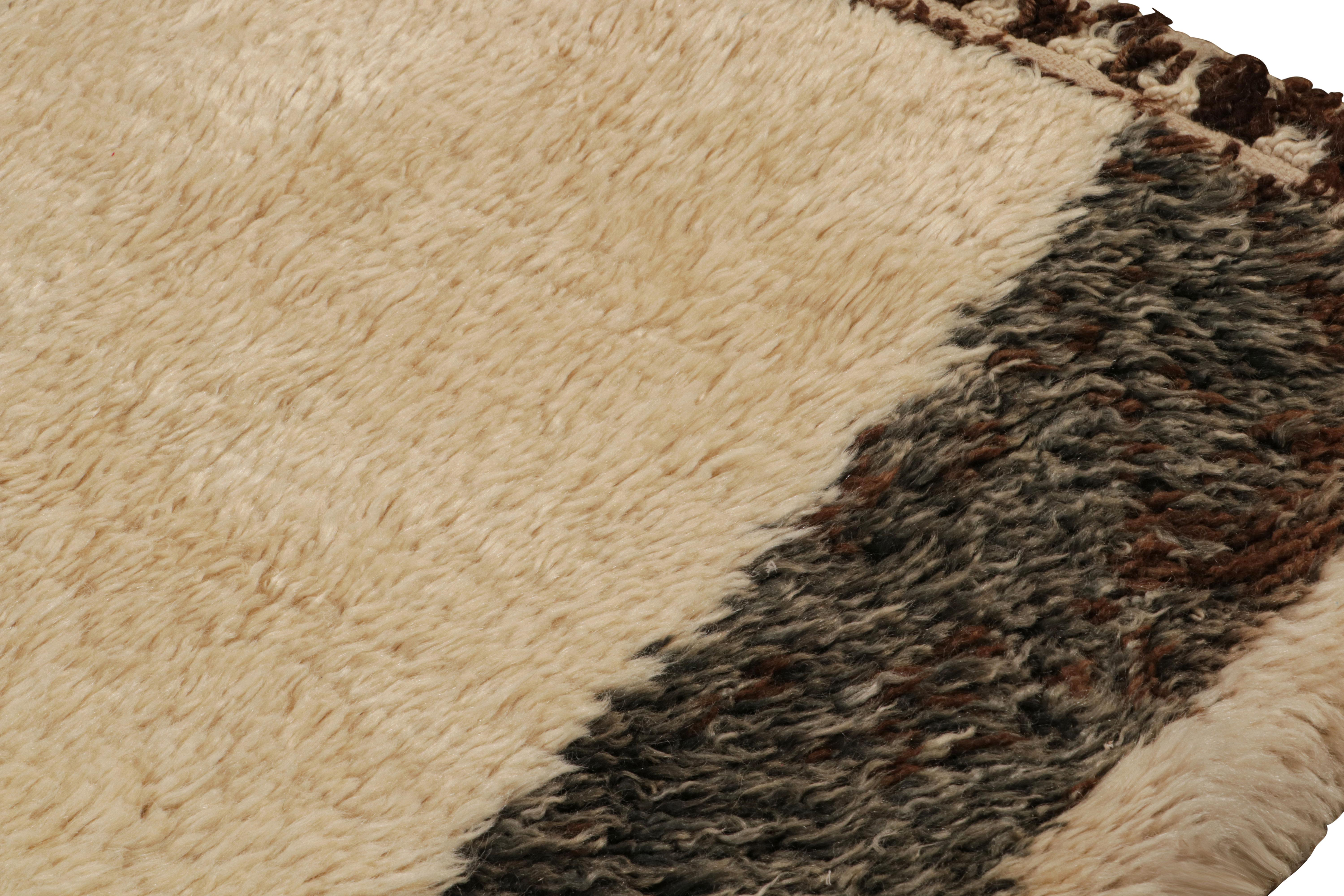 Alfombra marroquí de mediados de siglo de 1950 de lana vintage beige, marrón y verde by Rug & Kilim Anudado a mano en venta