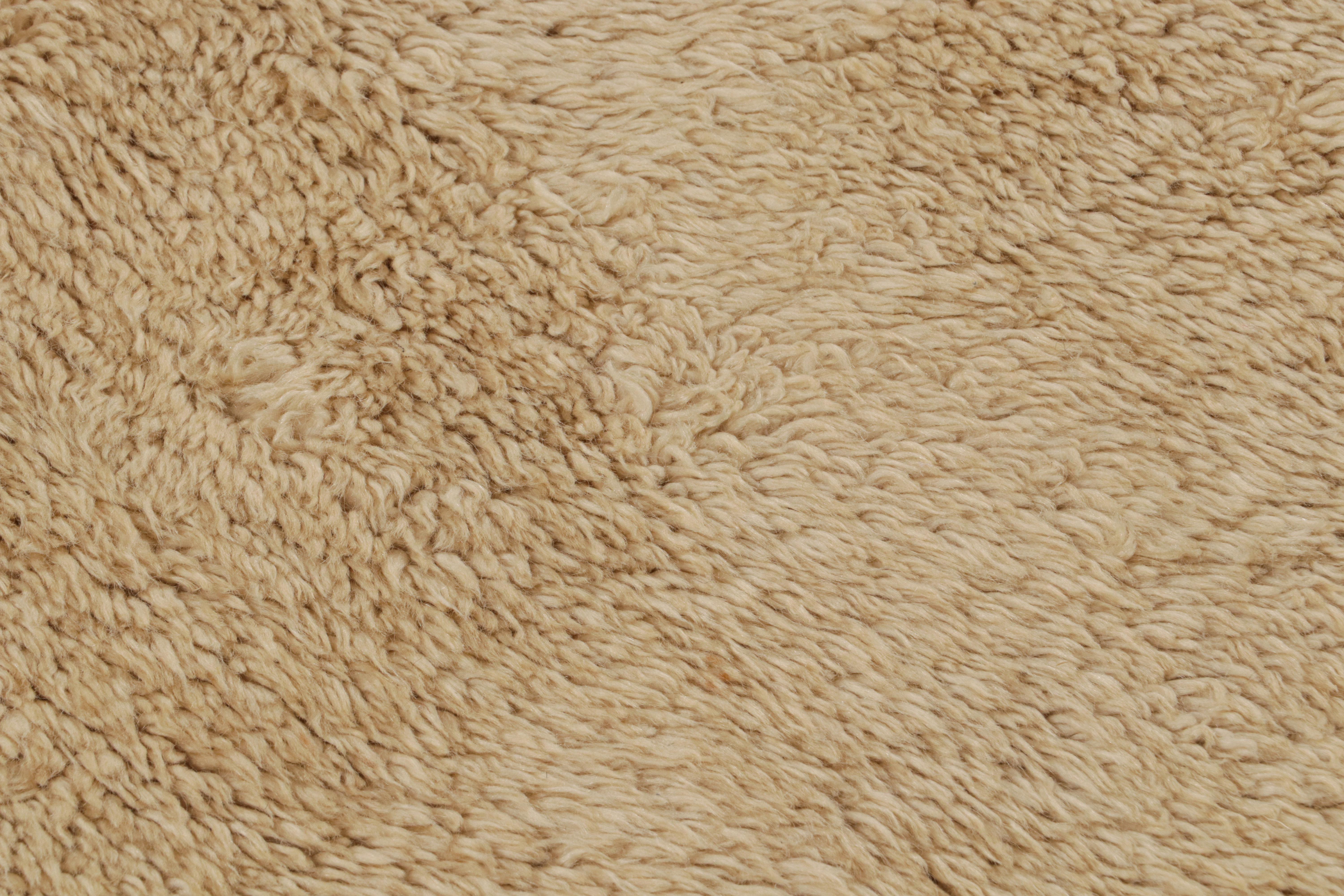 Alfombra marroquí de mediados de siglo de 1950 de lana vintage beige, marrón y verde by Rug & Kilim en Bueno estado para la venta en Long Island City, NY