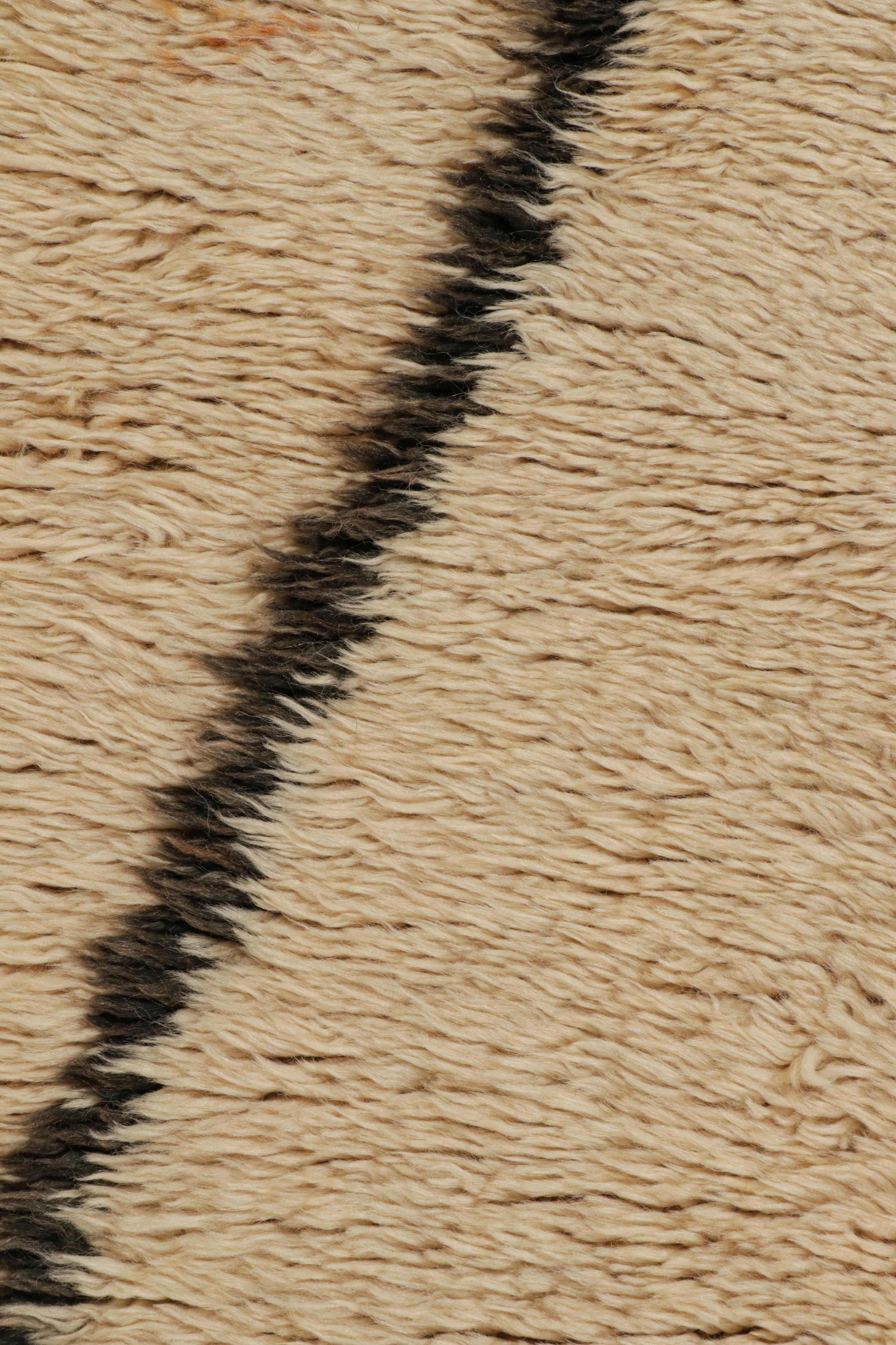 Alfombra marroquí de mediados de siglo de 1950 de lana vintage beige, marrón y verde by Rug & Kilim mediados del siglo XX en venta