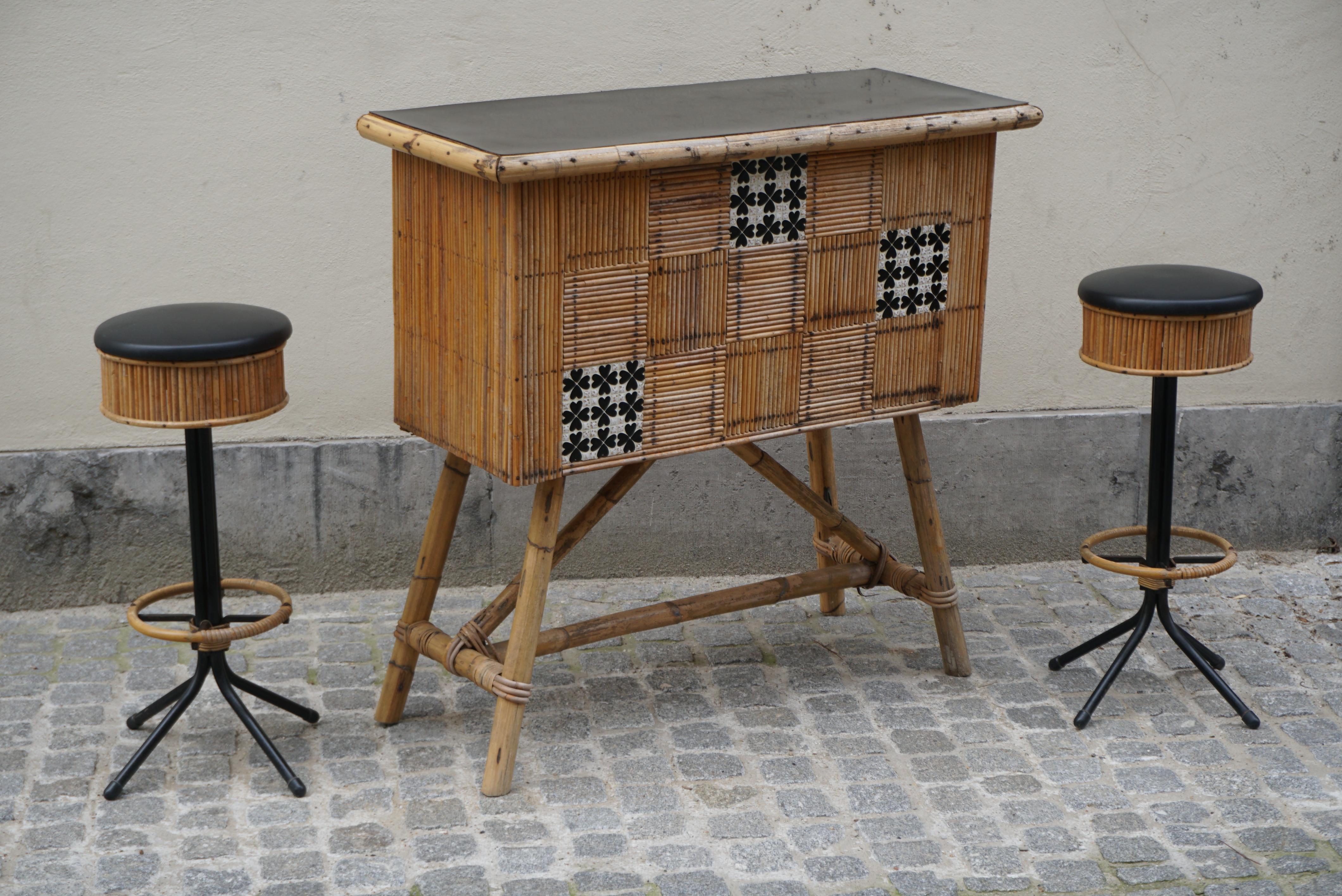 French 1950s Midcentury Rattan and Bamboo Tiki Bar with Two Stools For Sale