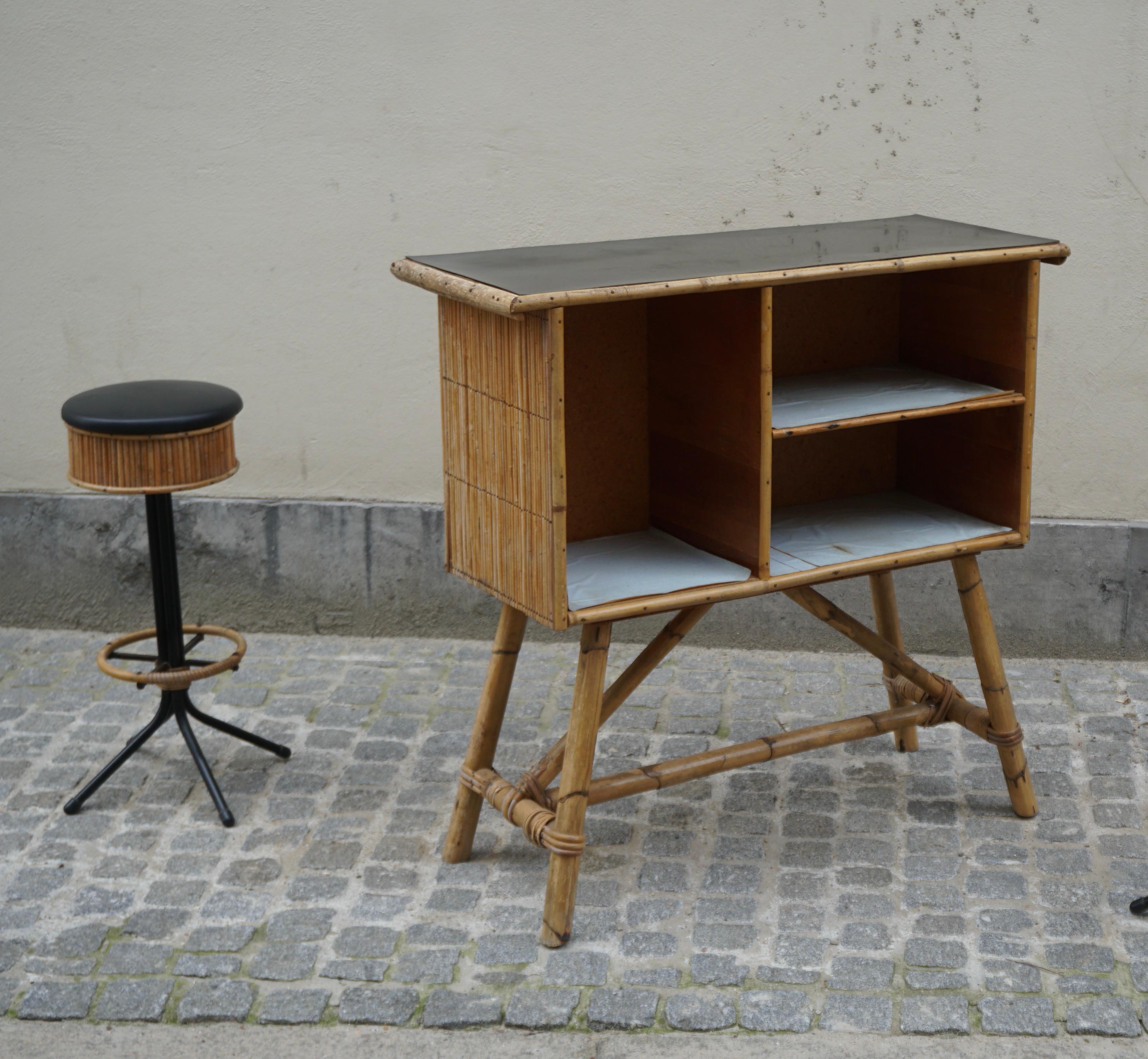 Bar Tiki en rotin et bambou des années 1950 avec deux tabourets en vente 2