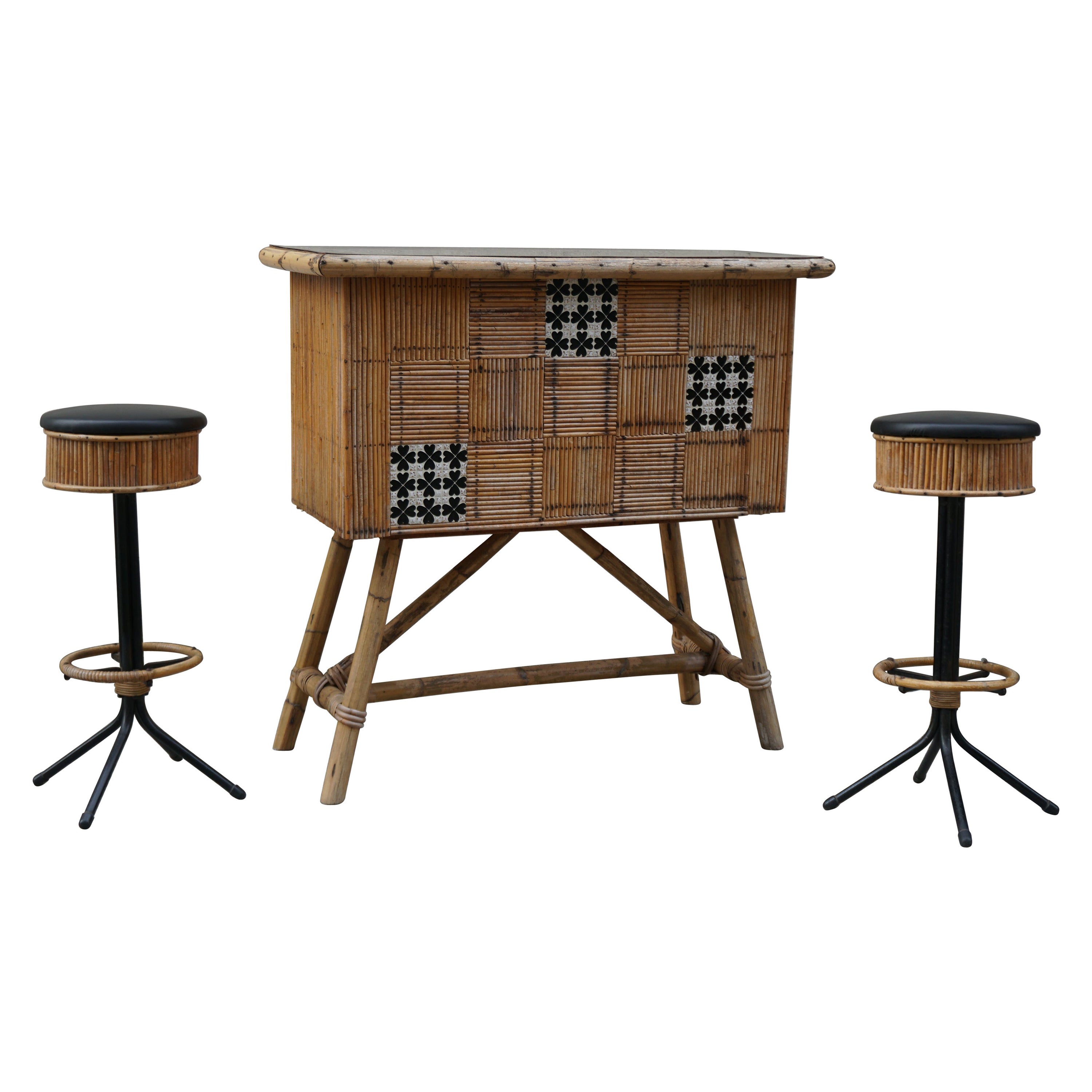 Tiki Bar in rattan e bambù del 1950 con due sgabelli