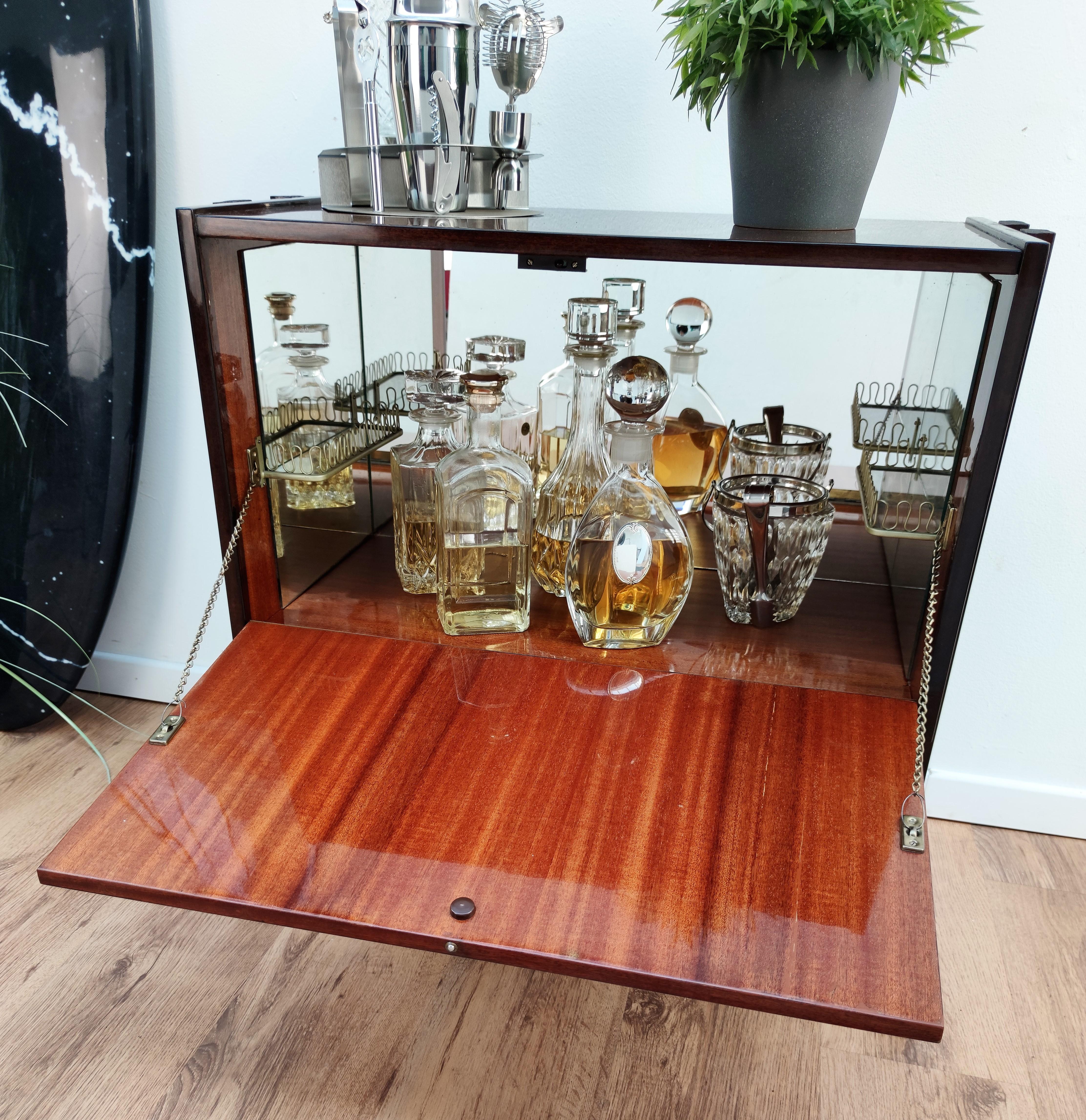1950s Midcentury Regency Italian Wood, Brass and Mirror Dry Bar Cabinet Cart Bon état - En vente à Carimate, Como