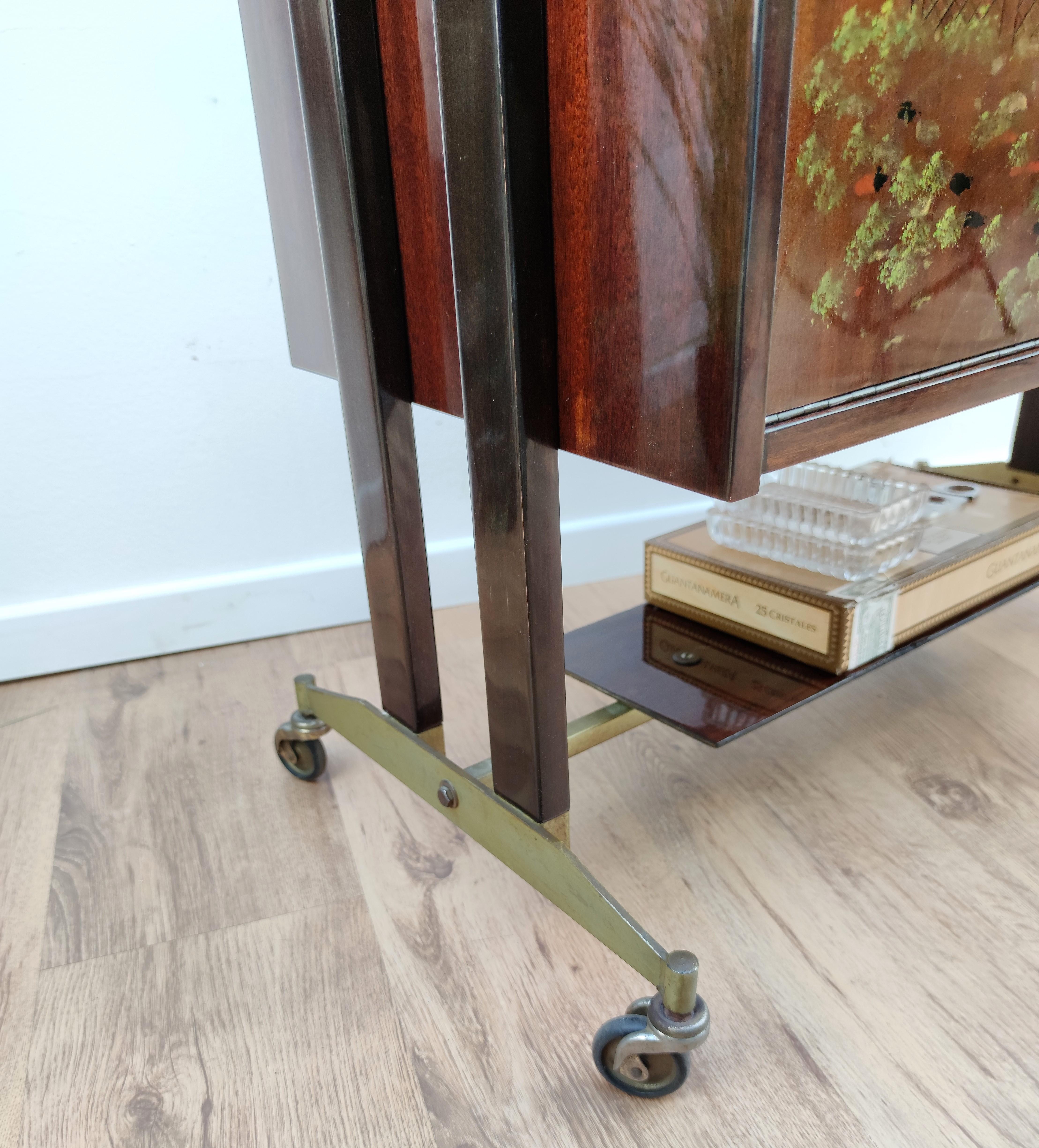 Laiton 1950s Midcentury Regency Italian Wood, Brass and Mirror Dry Bar Cabinet Cart en vente