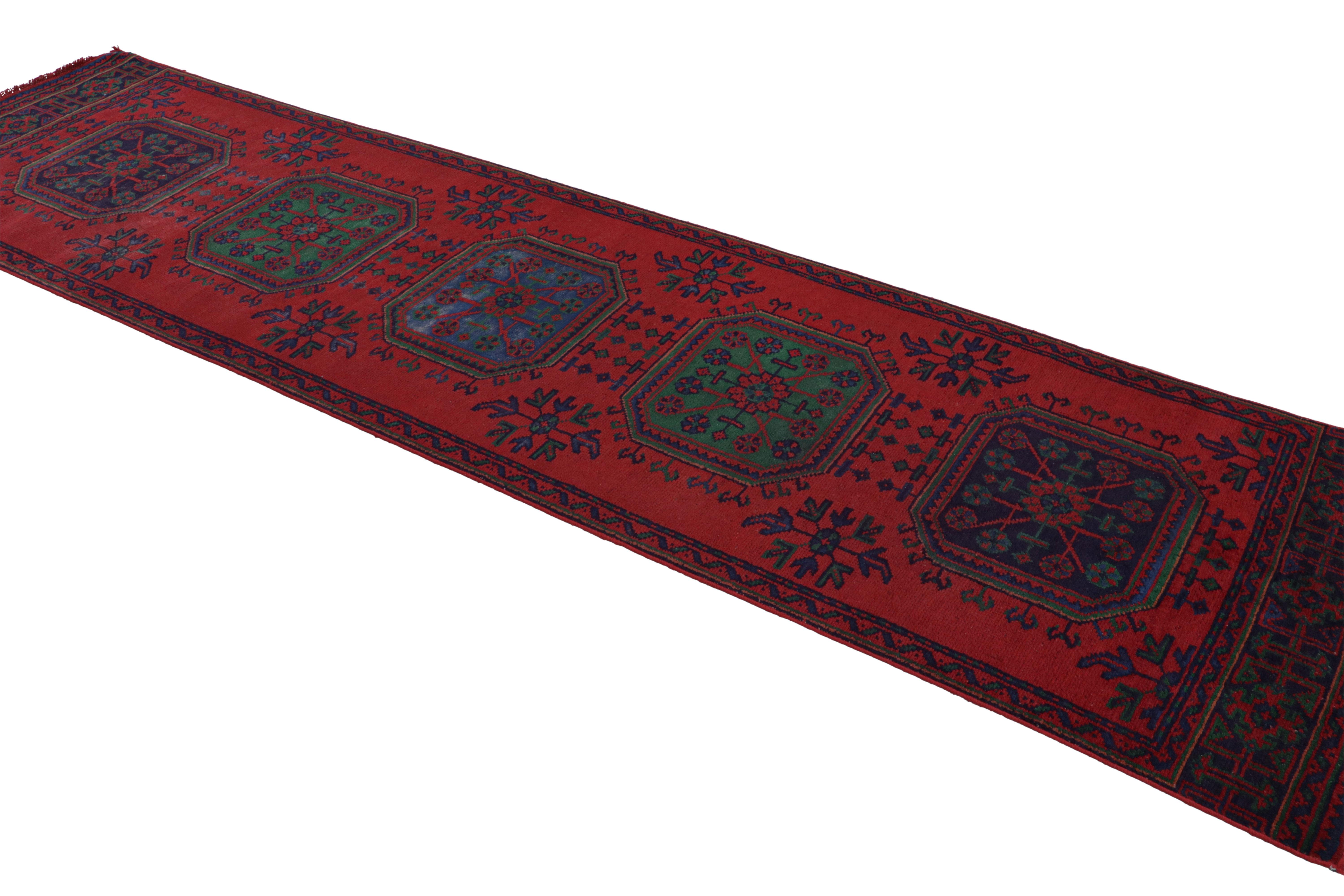 Handgeknüpft in Wolle aus der Türkei um 1950-1960, diese Vintage Mitte des Jahrhunderts Oushak Läufer beschäftigt eine markante purpurrote Farbgebung, natürlich nebeneinander mit leuchtenden grünen und blauen Farbtönen bringen eine definierte