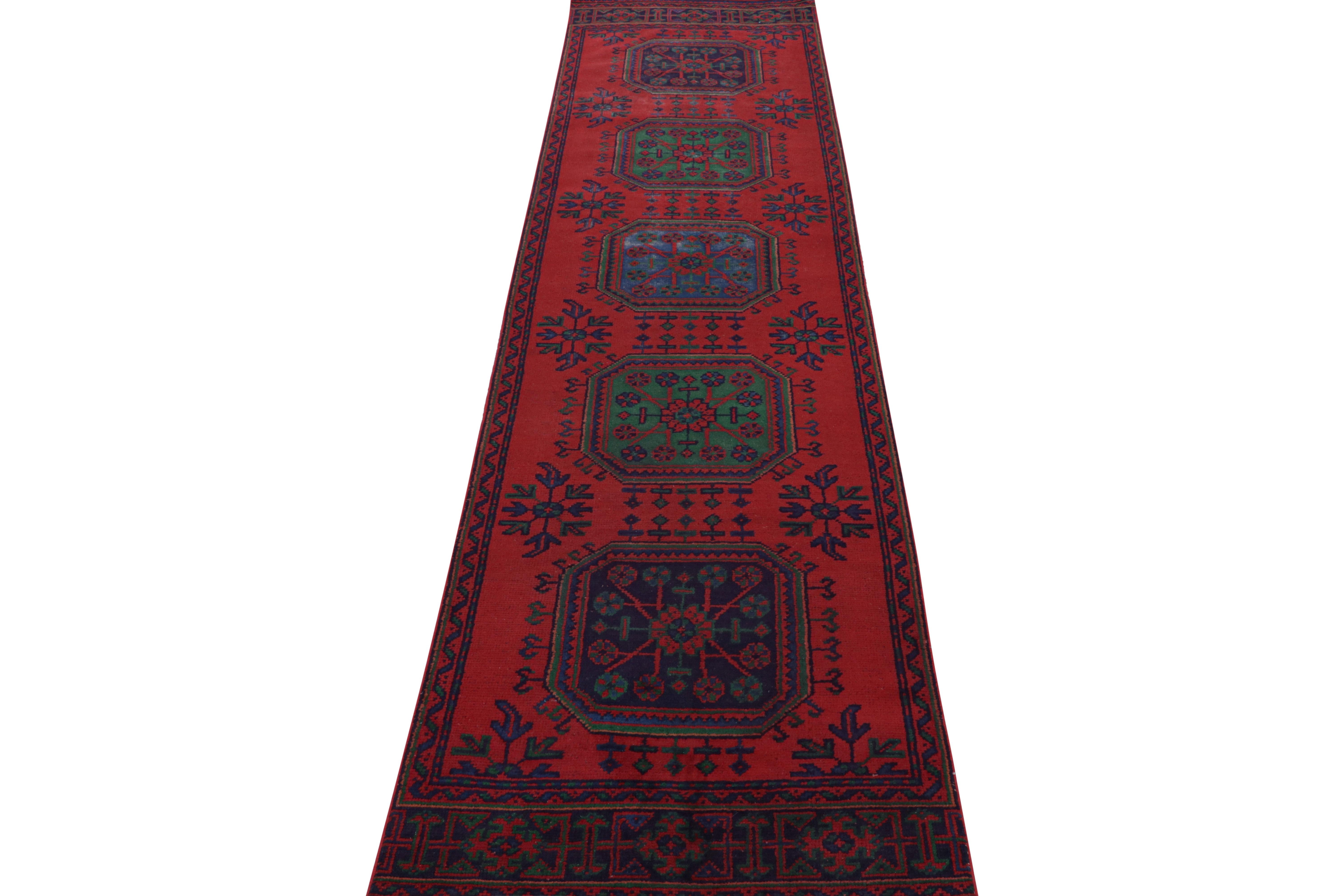 1950er Midcentury Vintage Oushak-Läufer rotes Medaillonmuster von Teppich & Kelim im Zustand „Gut“ im Angebot in Long Island City, NY