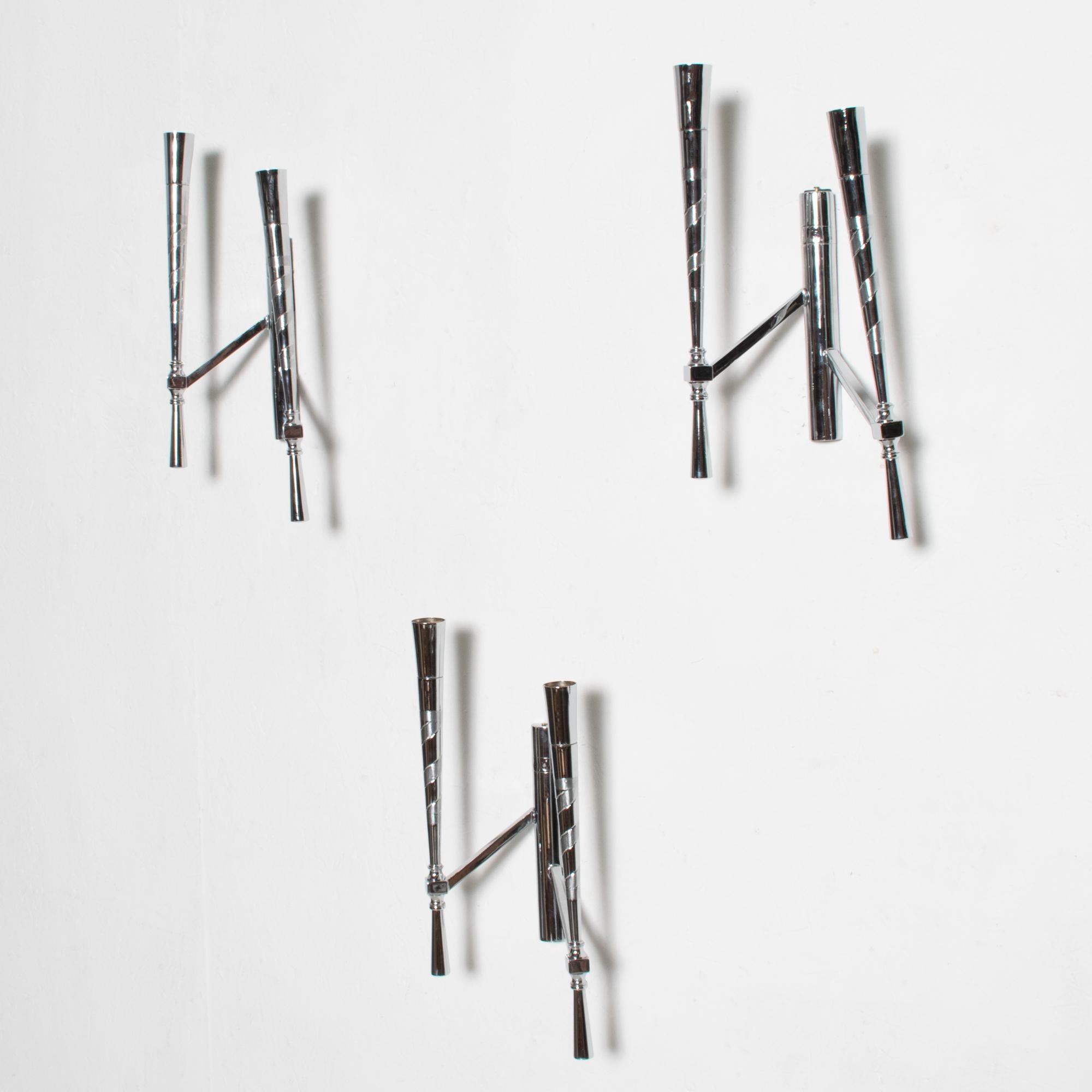 
Modern Milan 1950s Three Wall Sconces attributed to designer Guglielmo Ulrich manner of Gaetano Sciolari.
Each sconce has 2 arms. Chrome plated.
Made in Italy.
No maker label
Sconces require 2 candelabra bulbs. Bulbs are not included.
15 .5 H x 7.5