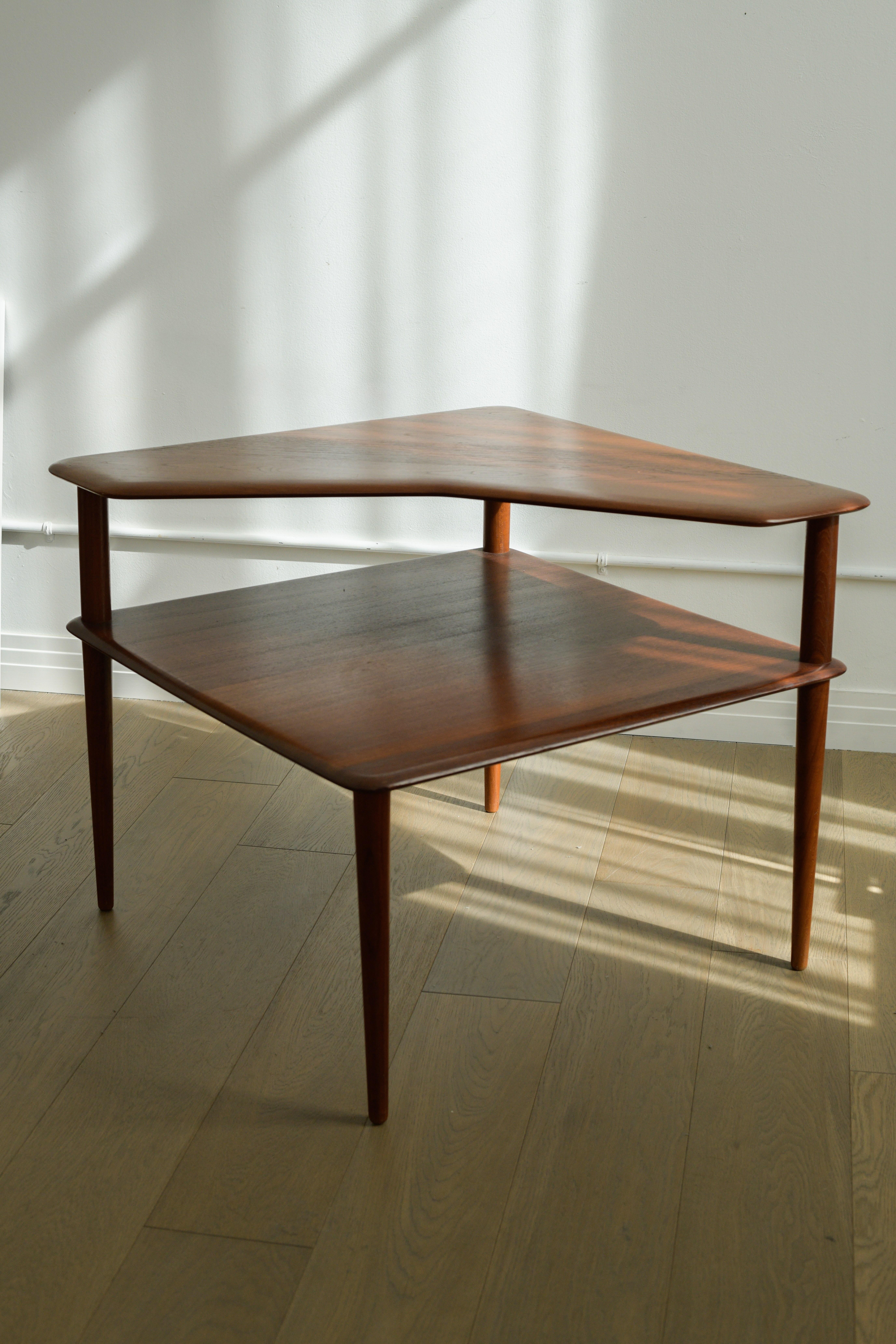 Table d'appoint 'Minerva' des années 1950 à deux niveaux par Peter Hvidt & Orla Mølgaard-Nielsen pour France & Son, Danemark. 

En bon état vintage avec quelques petites abrasions éparses et une patine correspondant à l'âge. Présente bien. 

Label
