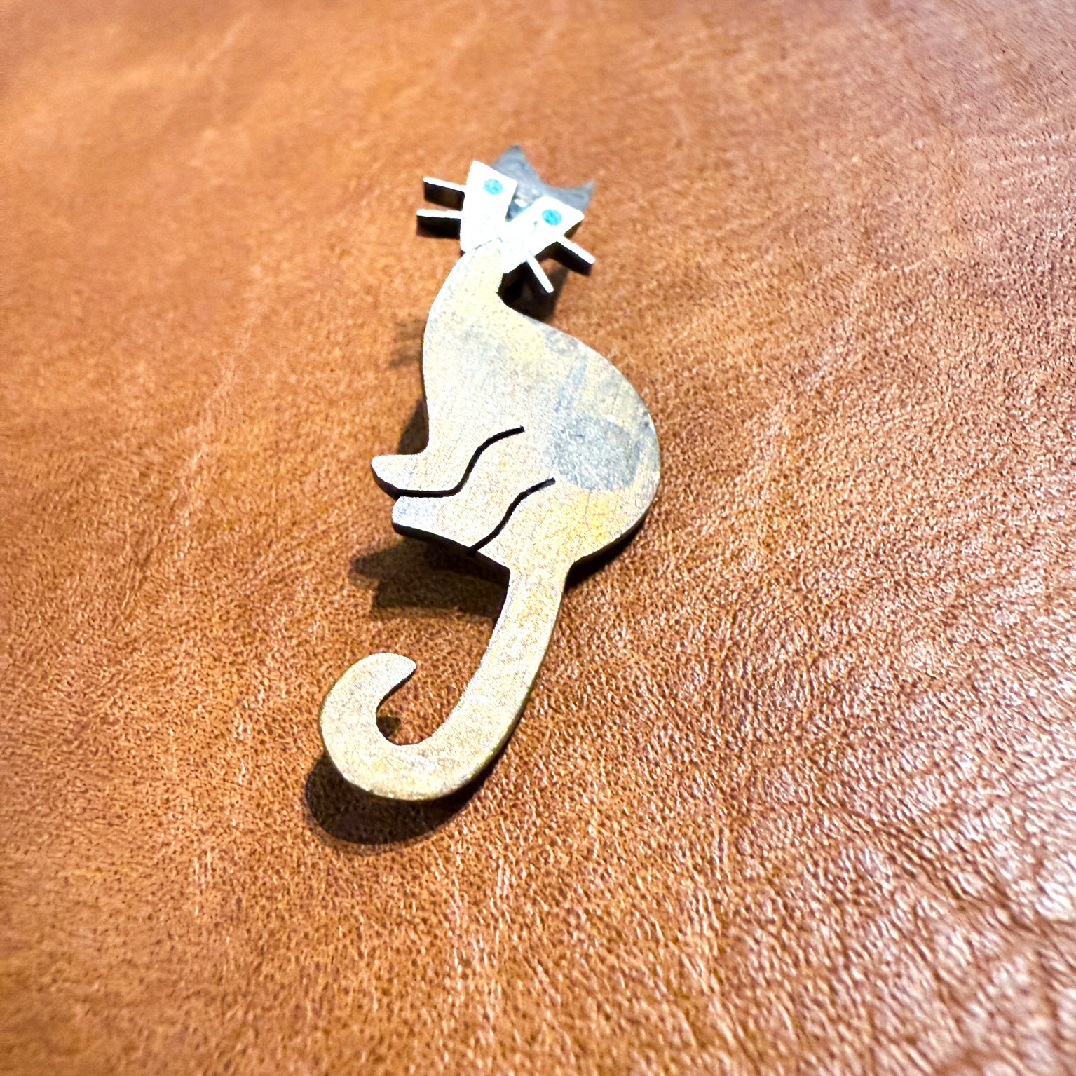 AMBIANIC presents
1950s Cat Pin Married Metals Taxco Mexico
modernist minimalist brooch
attributed Jorge Chato Castillo 
designer influence of William Spratling & Matilde Poulat.
stamped Metales Casados
1.5 h x .63 w
Preowned vintage
Refer to images