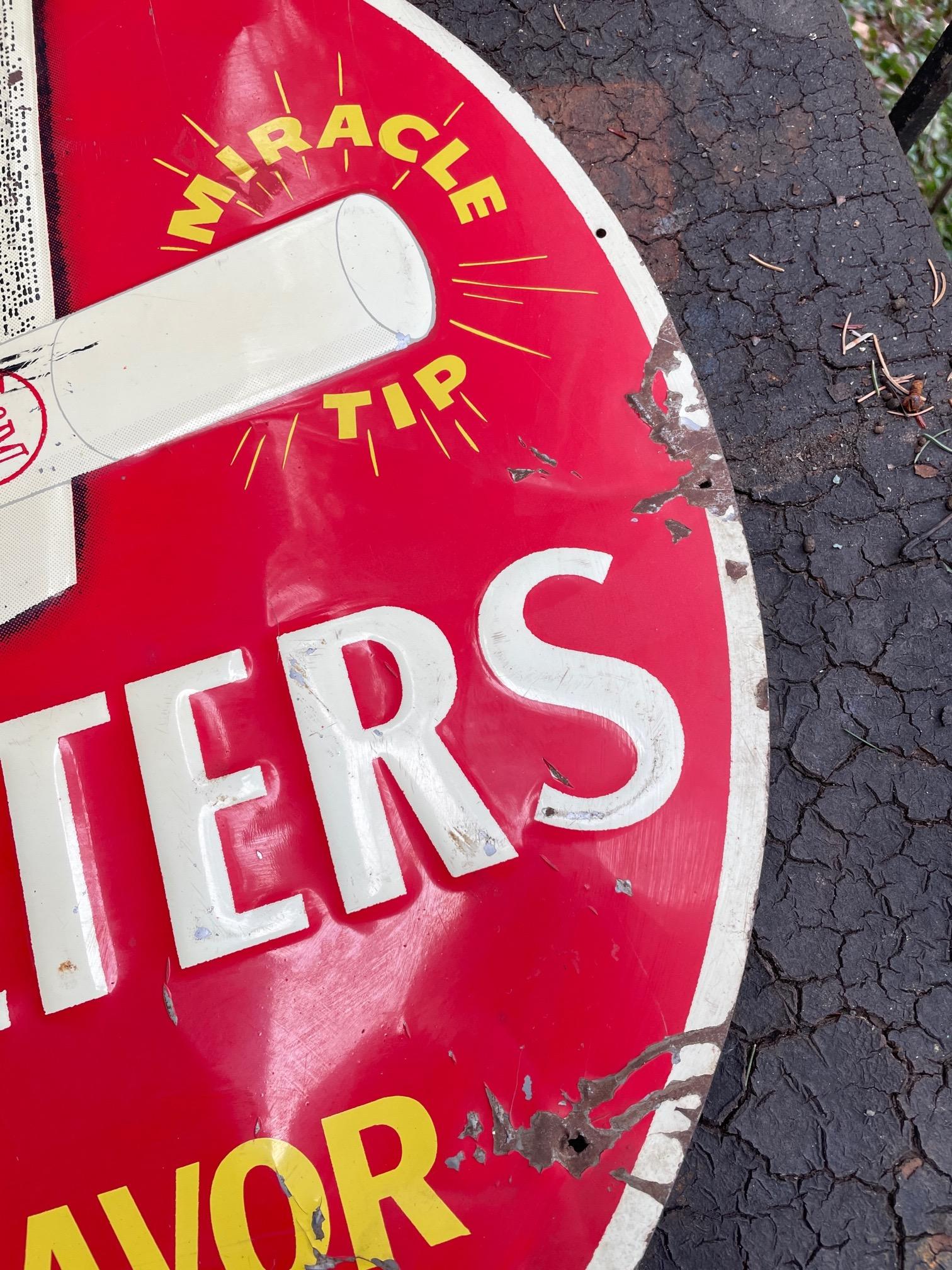 Miracle Tip-Zigarettenschild, Vintage, rot, Ratrod, Garagen-Dekor, 1950er Jahre im Zustand „Starke Gebrauchsspuren“ im Angebot in Hyattsville, MD