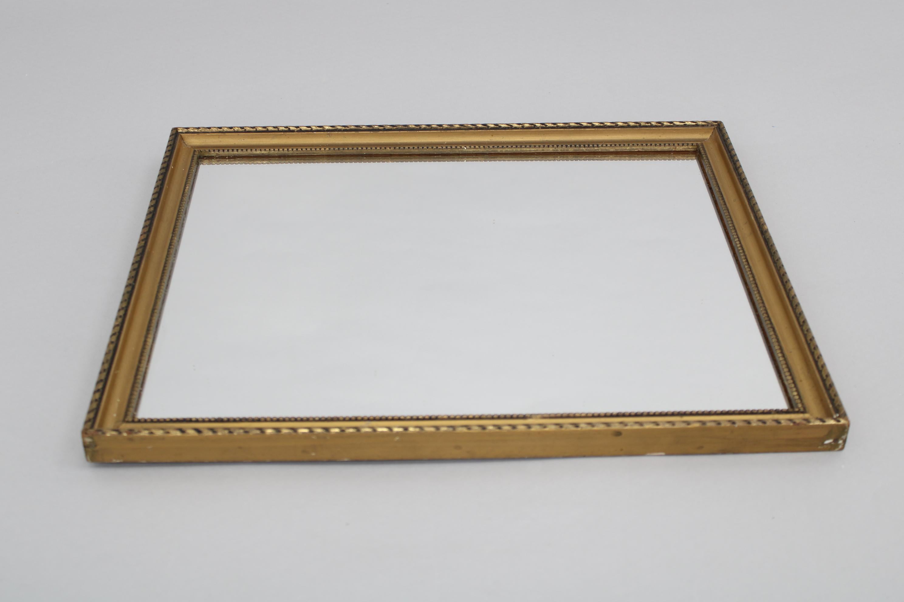 1950er Spiegel mit goldenem Holzrahmen (Moderne der Mitte des Jahrhunderts) im Angebot