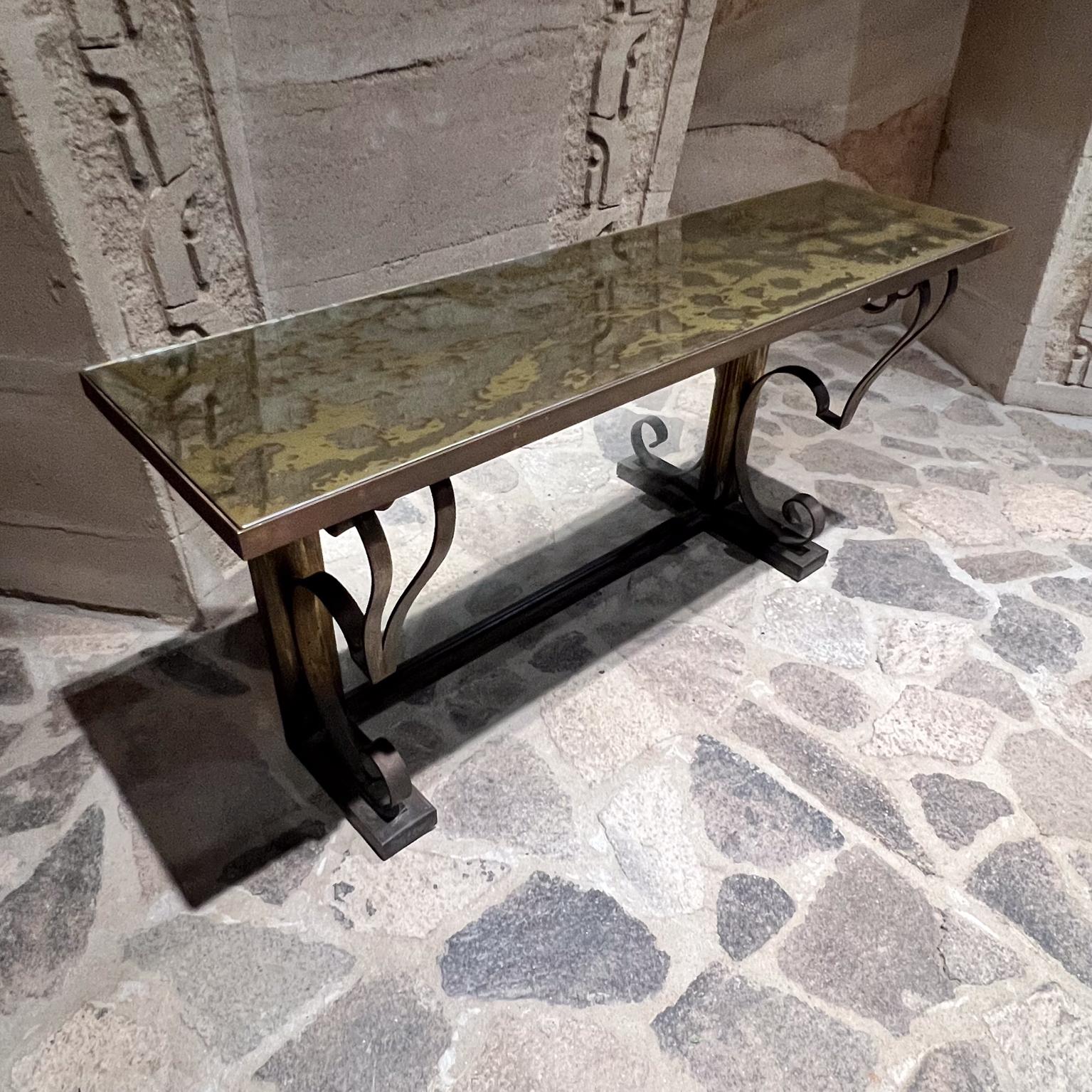 
Console da parete in eglomisé specchiato del 1950 Arturo Pani Città del Messico
30,25 h x 59,25 w x 16,25
Condizioni vintage originali usate
Fai riferimento alle immagini elencate
Consegna a LA SF PS OC