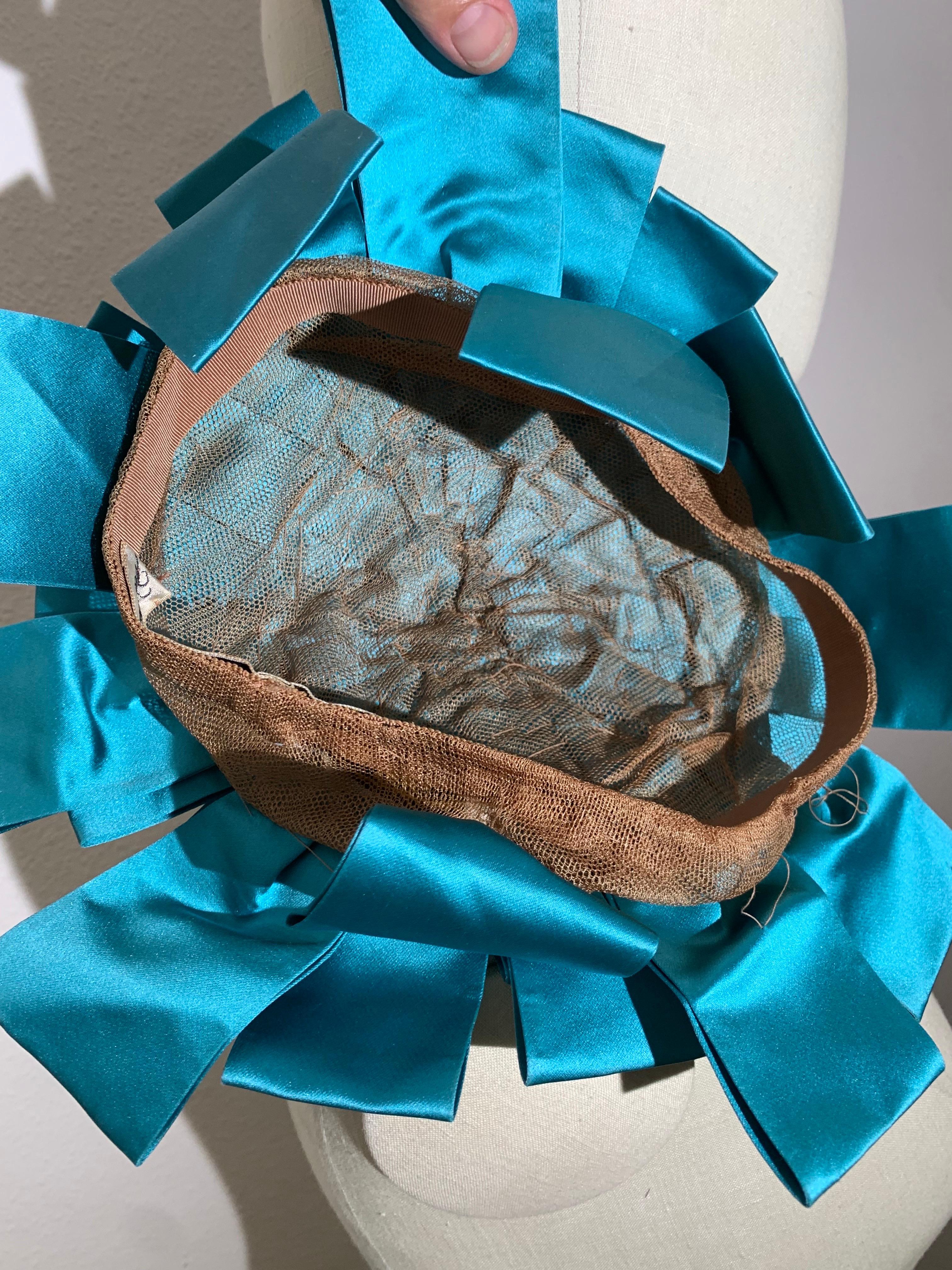 Cappello a petali stratificati in raso Duchesse di seta blu Miss Alice Egge del 1950 in vendita 5
