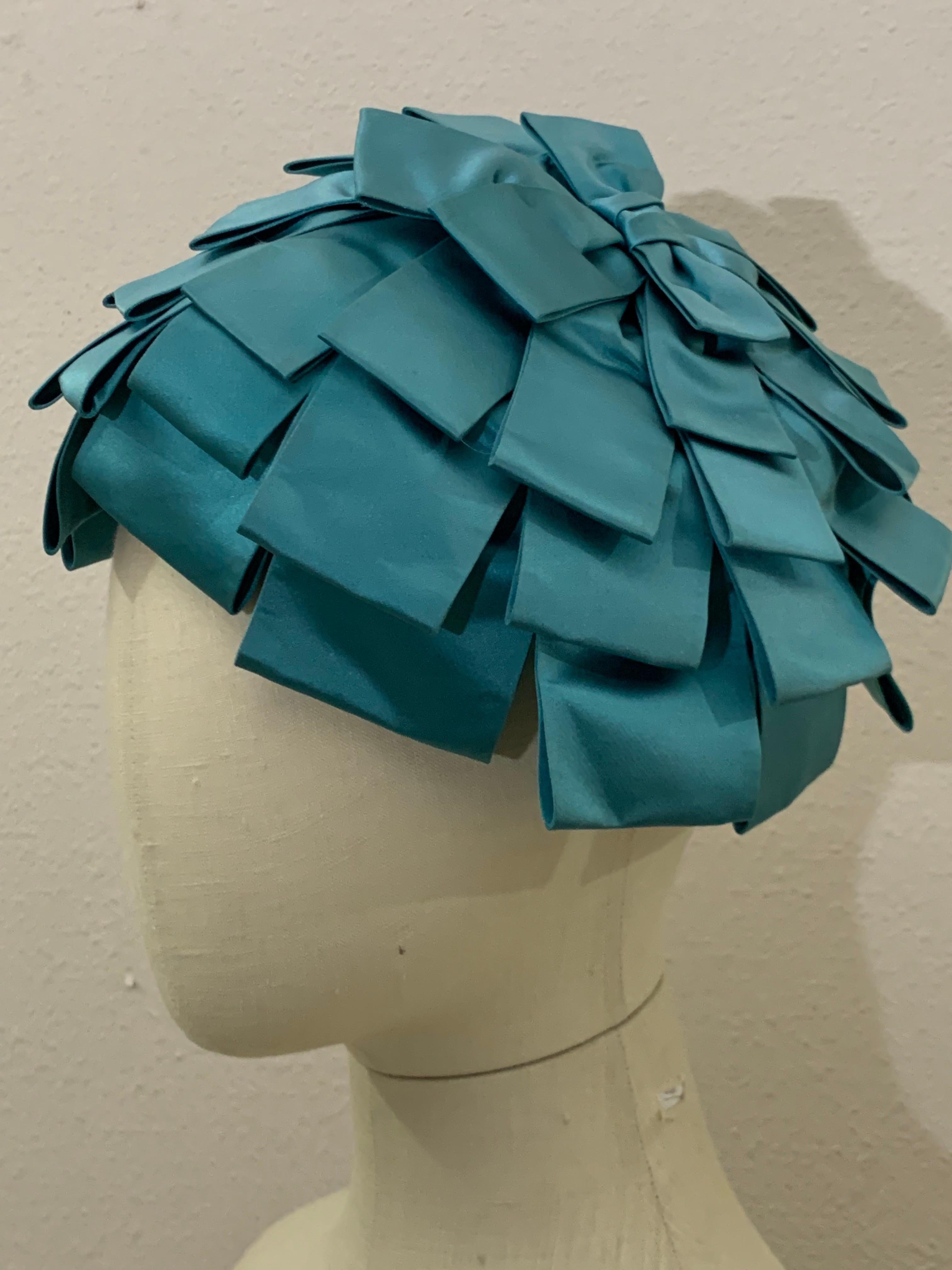 Cappello a petali stratificati in raso Duchesse di seta blu di Miss Alice del 1950:  Un bel colore vibrante in uno stile dettagliato e affascinante. I passanti di seta sono cuciti su una base di rete di colore neutro con un fiocco centrale in cima.