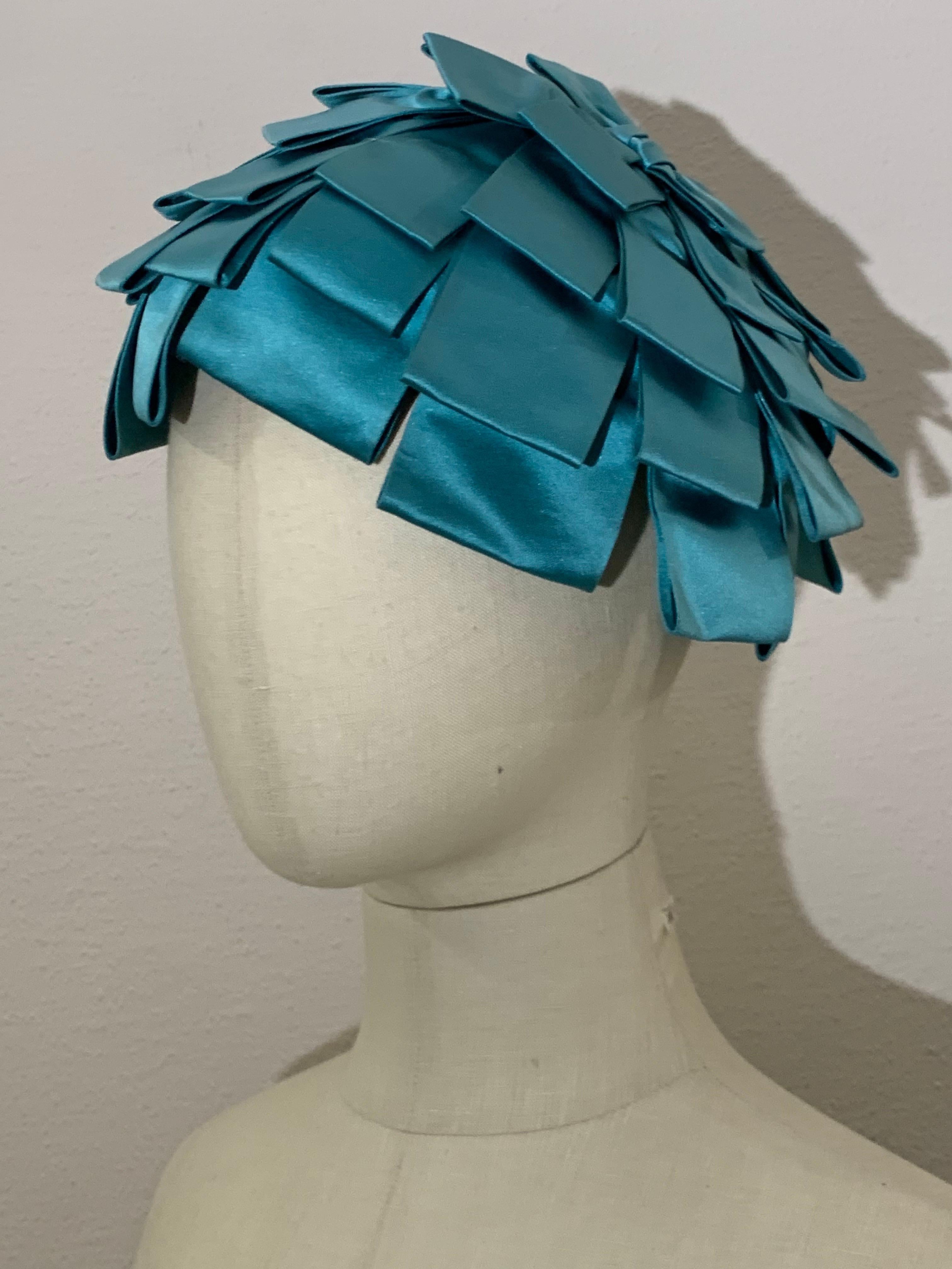 Cappello a petali stratificati in raso Duchesse di seta blu Miss Alice Egge del 1950 In condizioni ottime in vendita a Gresham, OR
