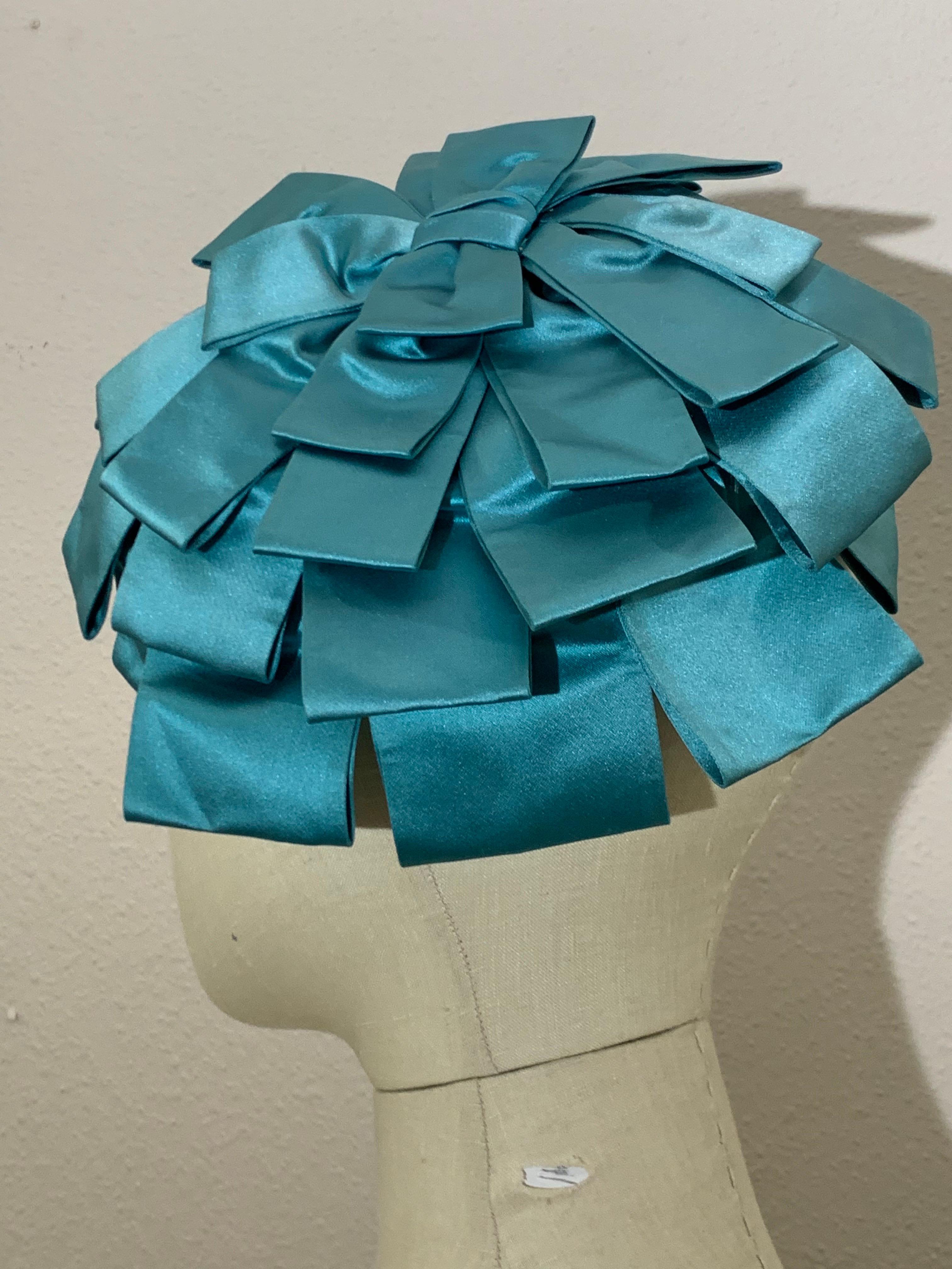 Donna Cappello a petali stratificati in raso Duchesse di seta blu Miss Alice Egge del 1950 in vendita