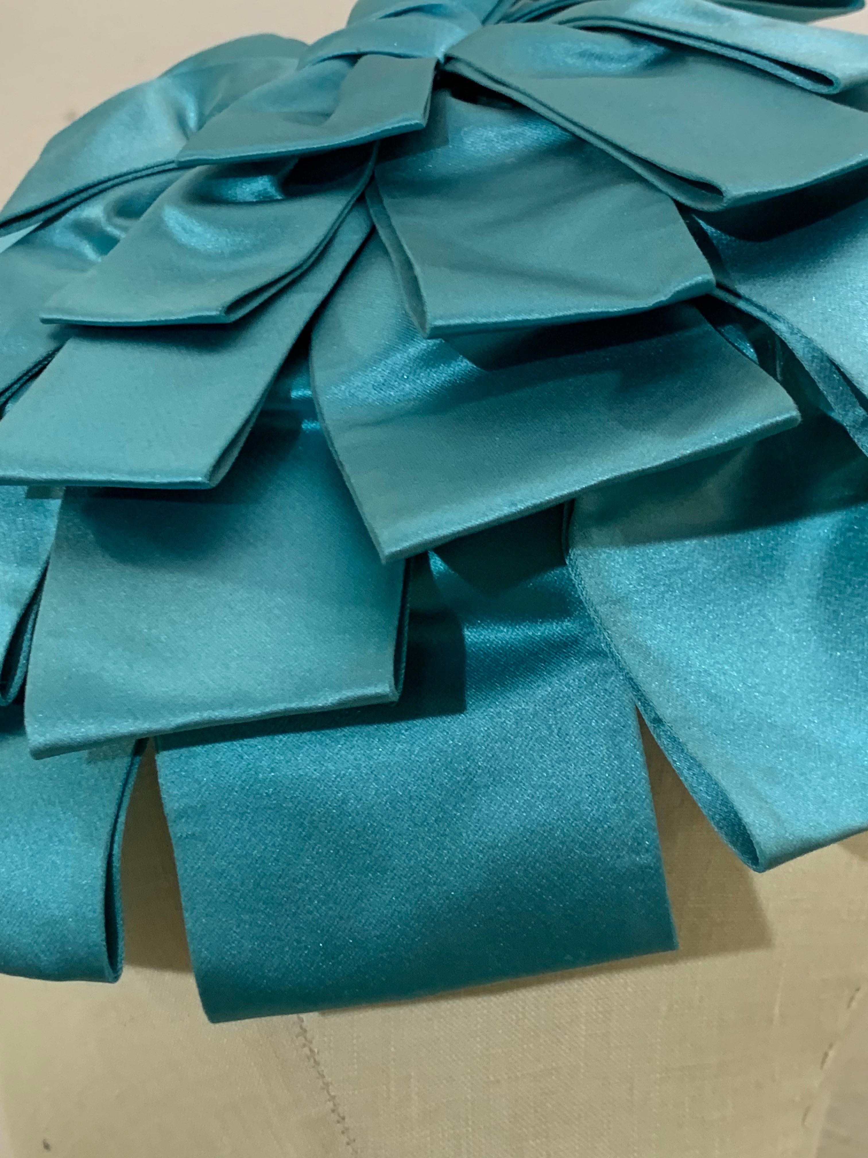Cappello a petali stratificati in raso Duchesse di seta blu Miss Alice Egge del 1950 in vendita 1