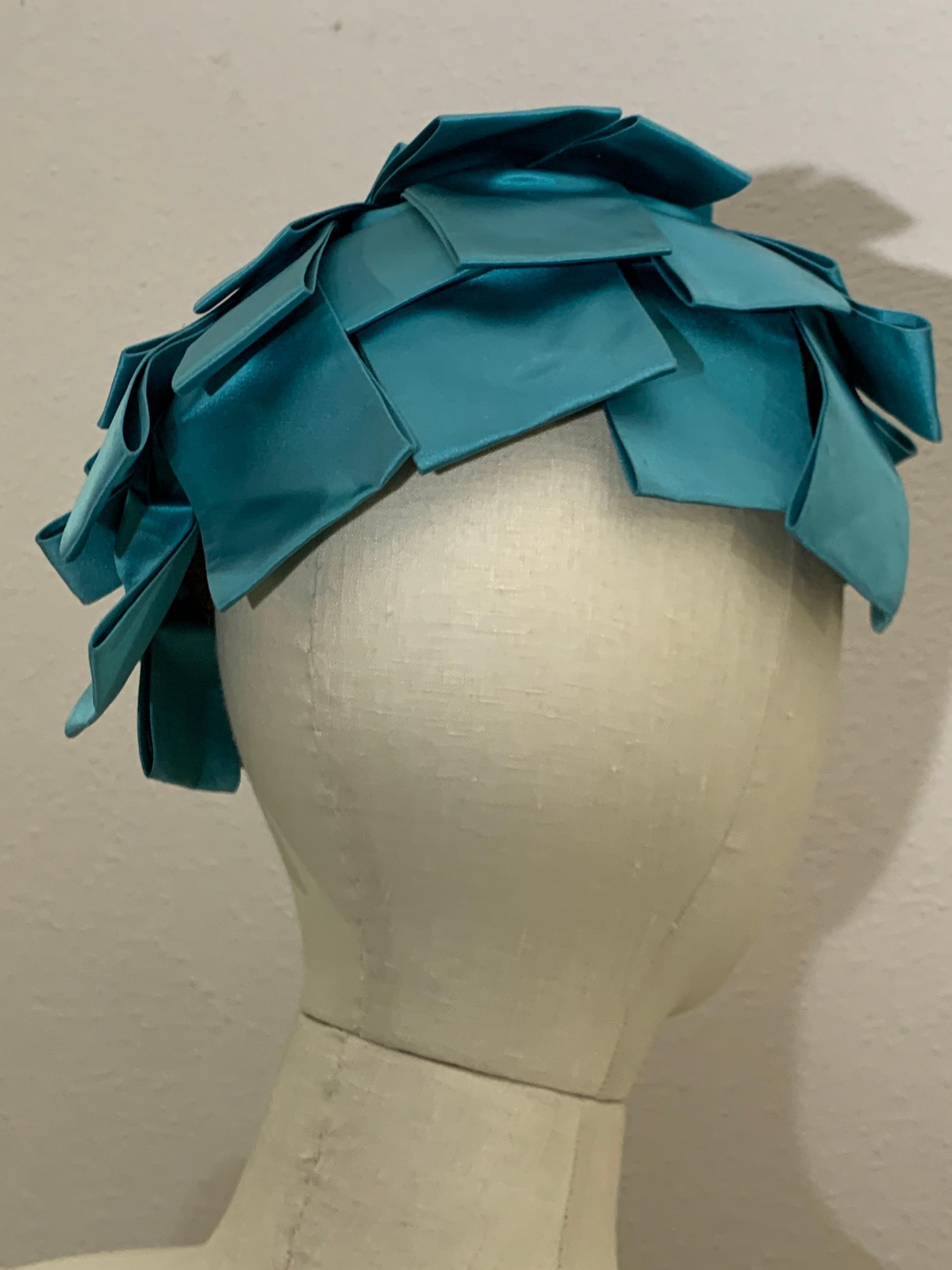 Cappello a petali stratificati in raso Duchesse di seta blu Miss Alice Egge del 1950 in vendita 2