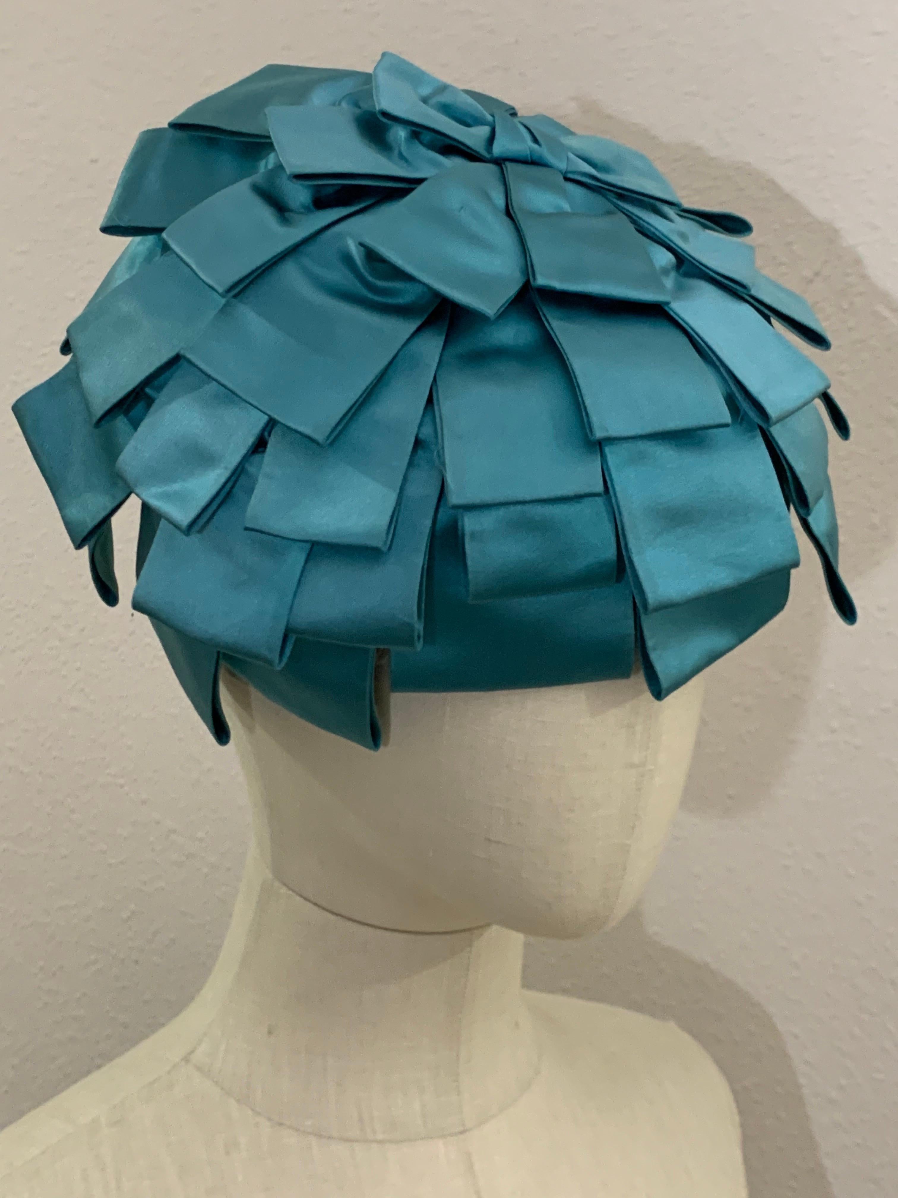 Cappello a petali stratificati in raso Duchesse di seta blu Miss Alice Egge del 1950 in vendita 3