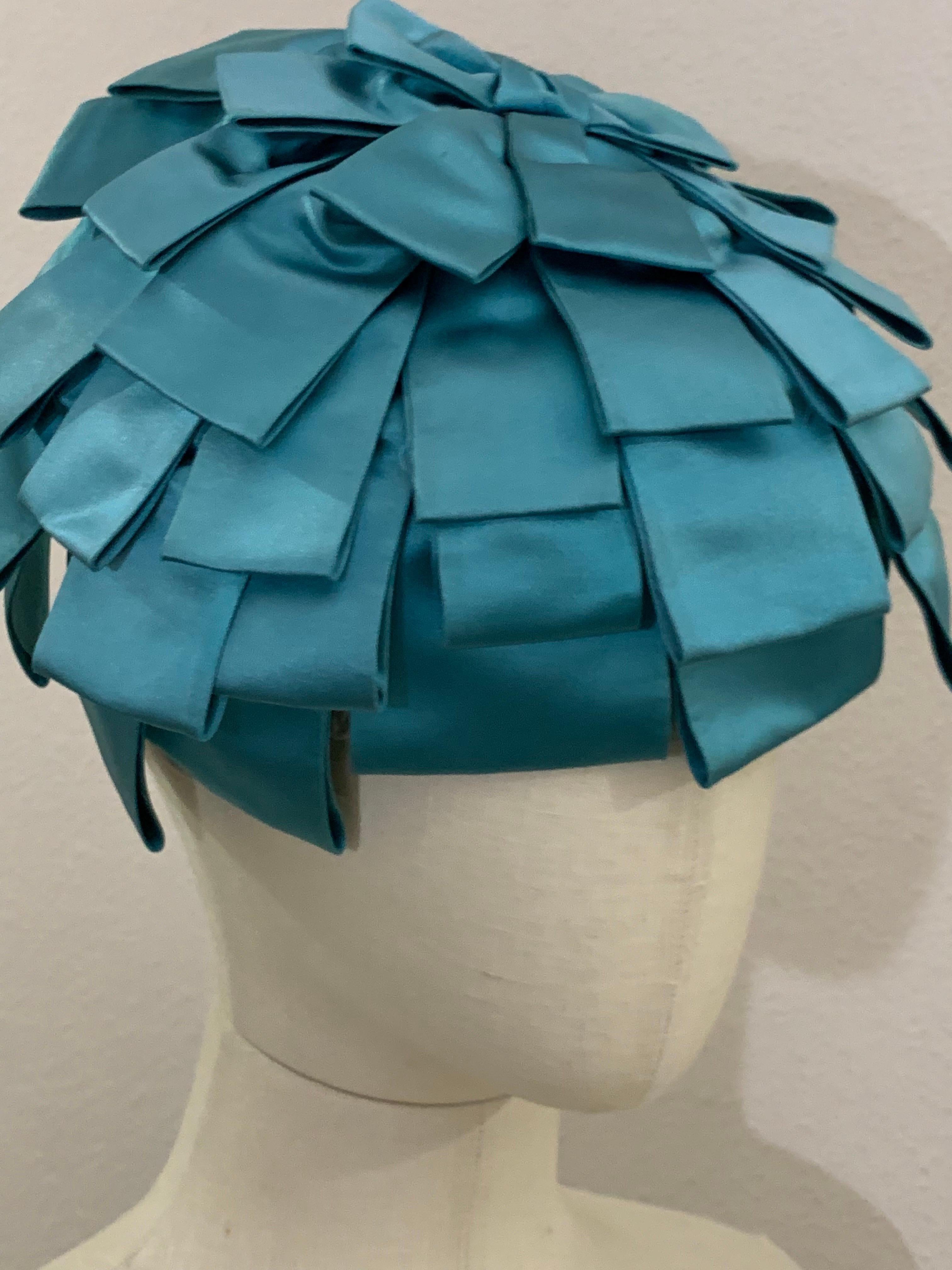 Cappello a petali stratificati in raso Duchesse di seta blu Miss Alice Egge del 1950 in vendita 4