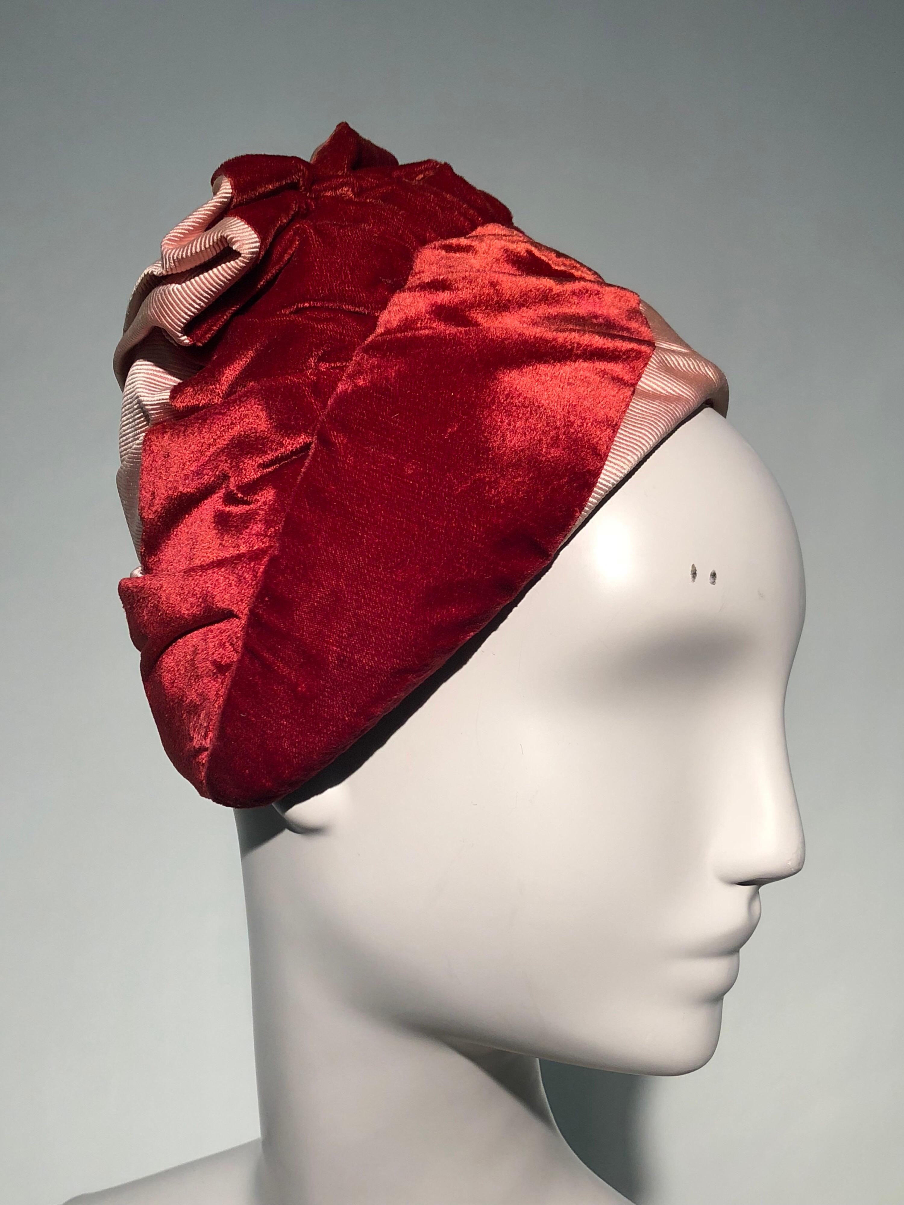 Miss Dior - Chapeau de style turban froncé en velours rouge, satin rose et faille, années 1950 Pour femmes en vente