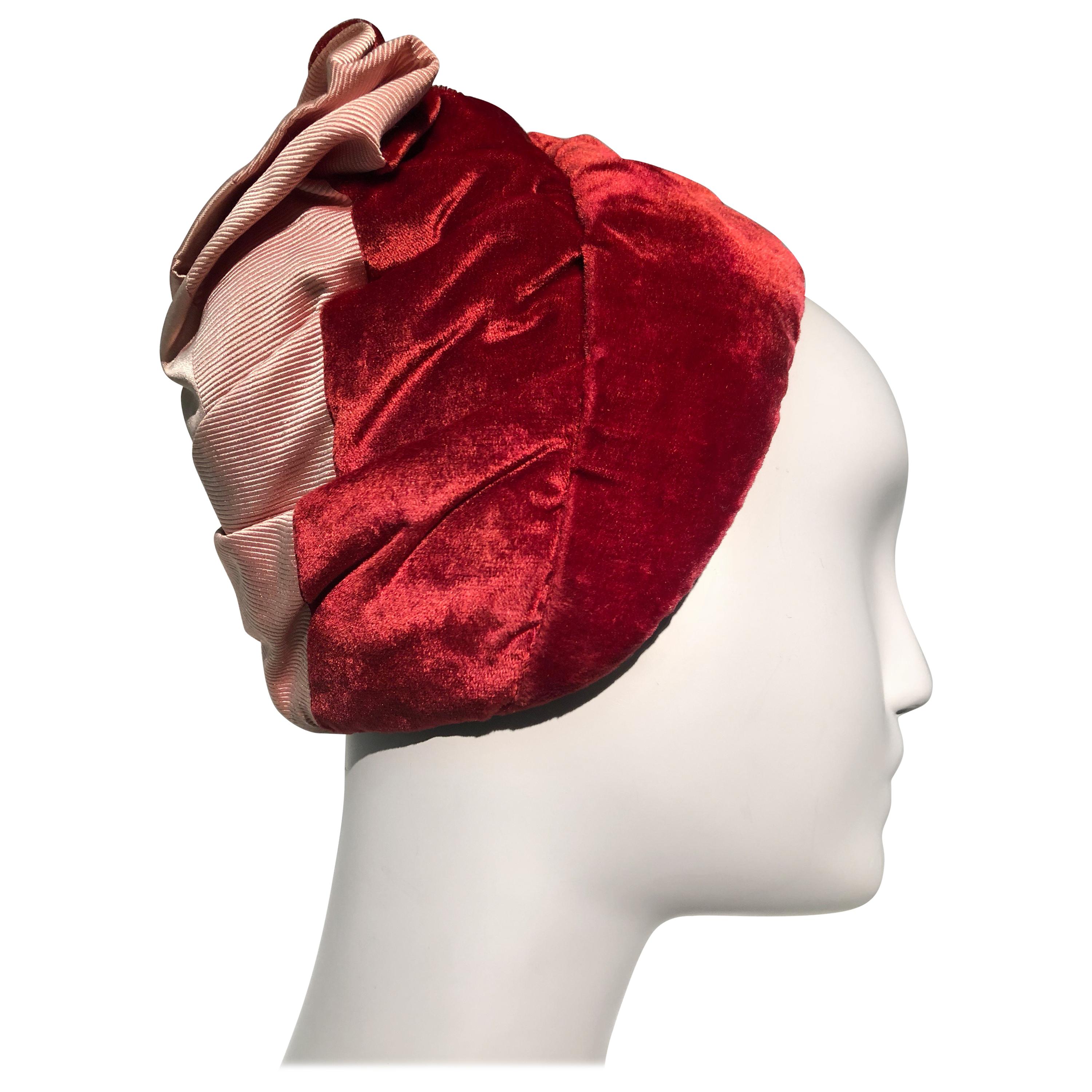 Miss Dior - Chapeau de style turban froncé en velours rouge, satin rose et faille, années 1950