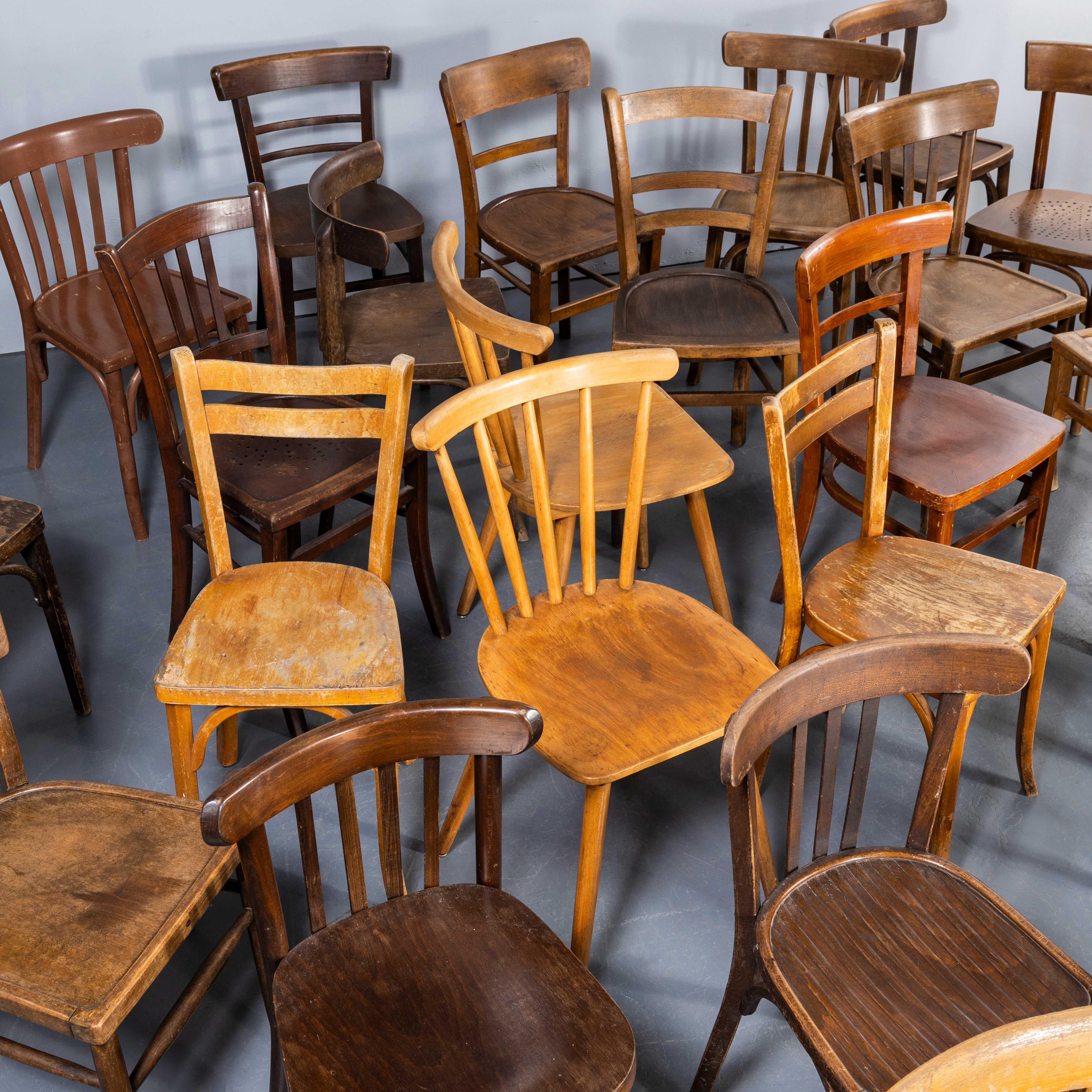Sedie da pranzo pub classiche in bengala degli anni '50 - Buone quantità disponibili. Abbiamo uno stock regolare di ottime sedie in legno curvato e altre sedie classiche come da foto. L'inserzione si riferisce a un mix casuale di sedie, che cambia