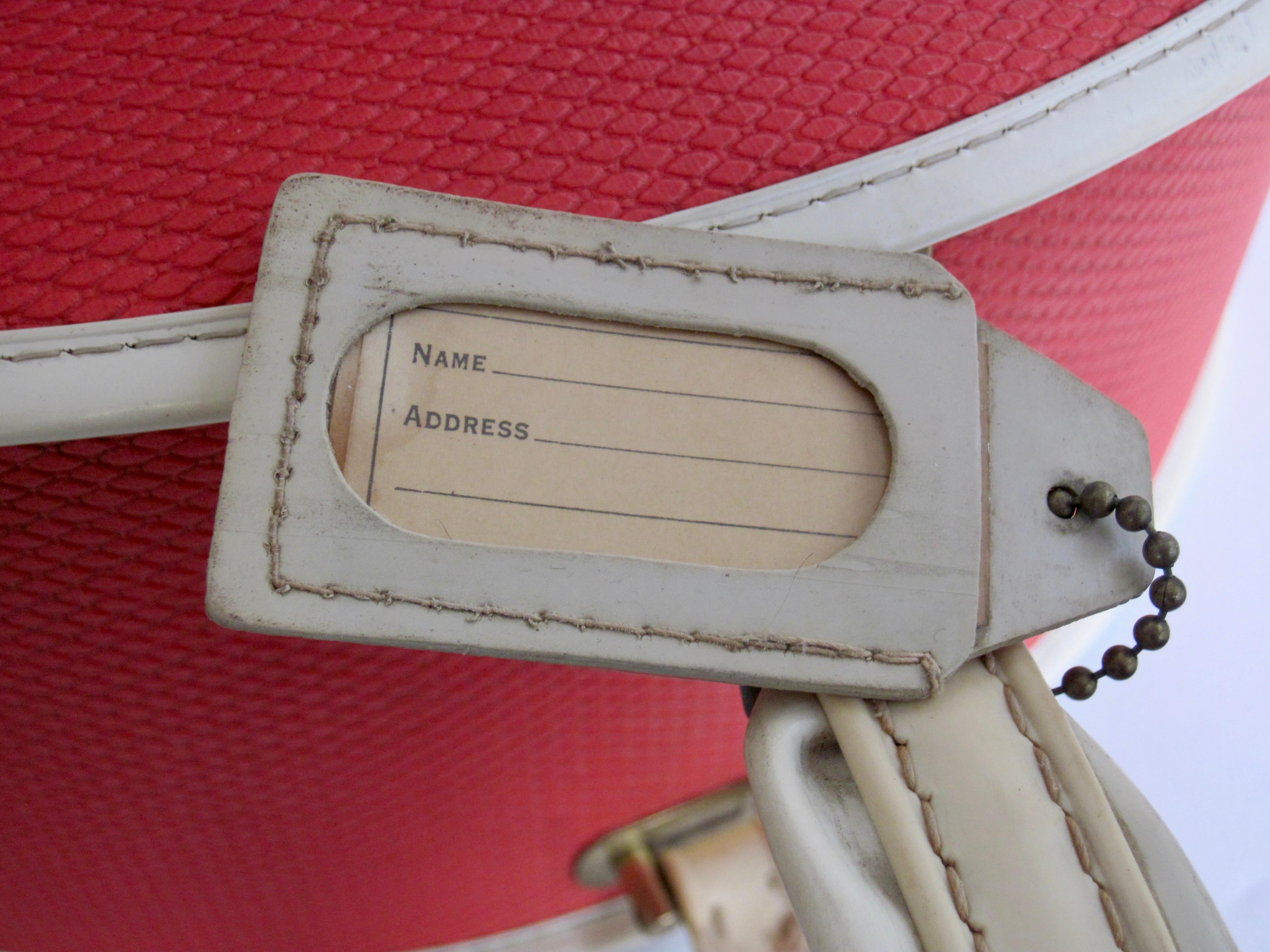 1950er Mod Korallenrote Hutschachtel Leed's Tested Travelwear Gepäck Prop im Angebot 3
