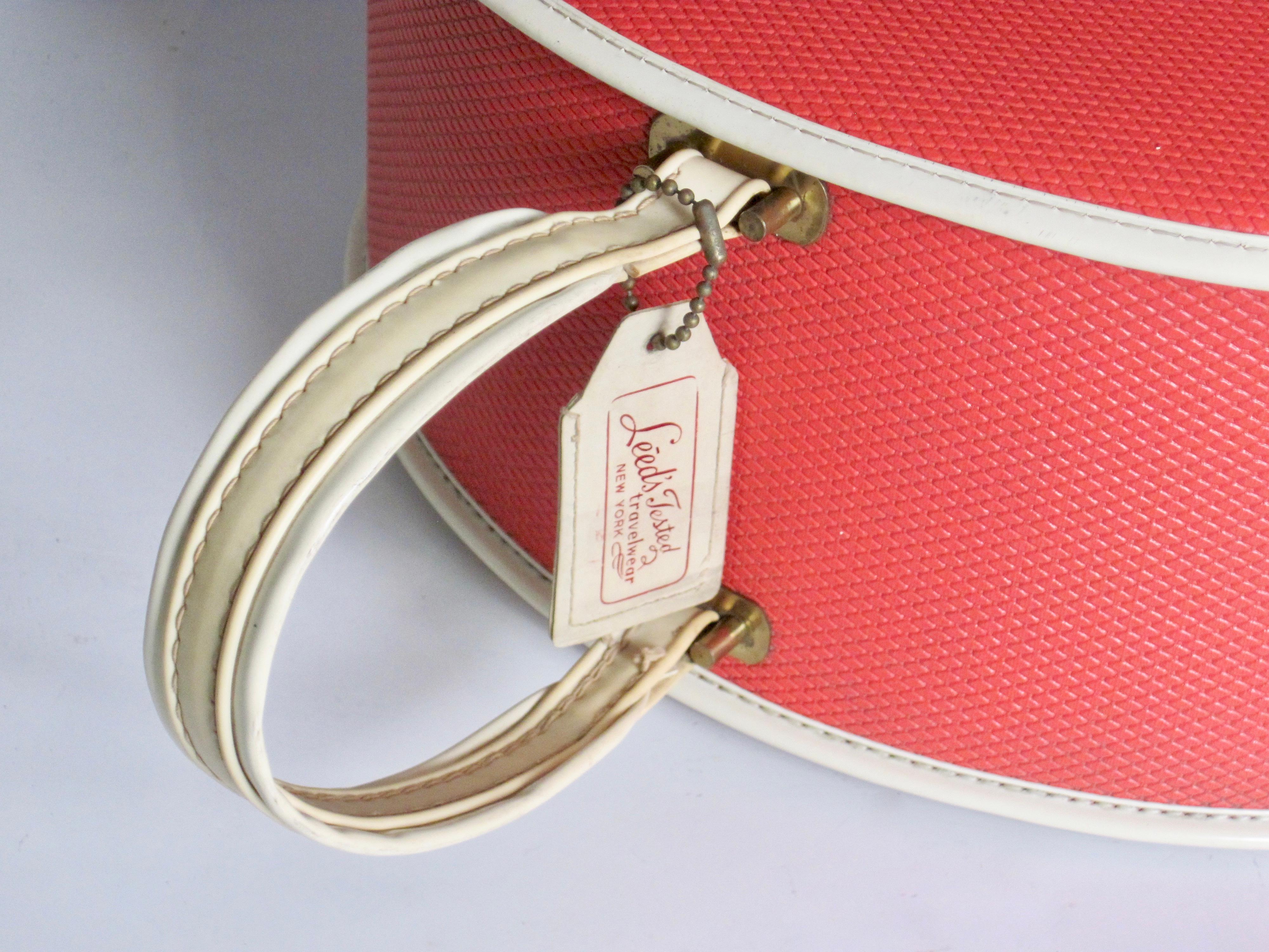 1950s Modal Red Hat Box Leed's Tested Travelwear Luggage Prop Bon état - En vente à Ferndale, MI