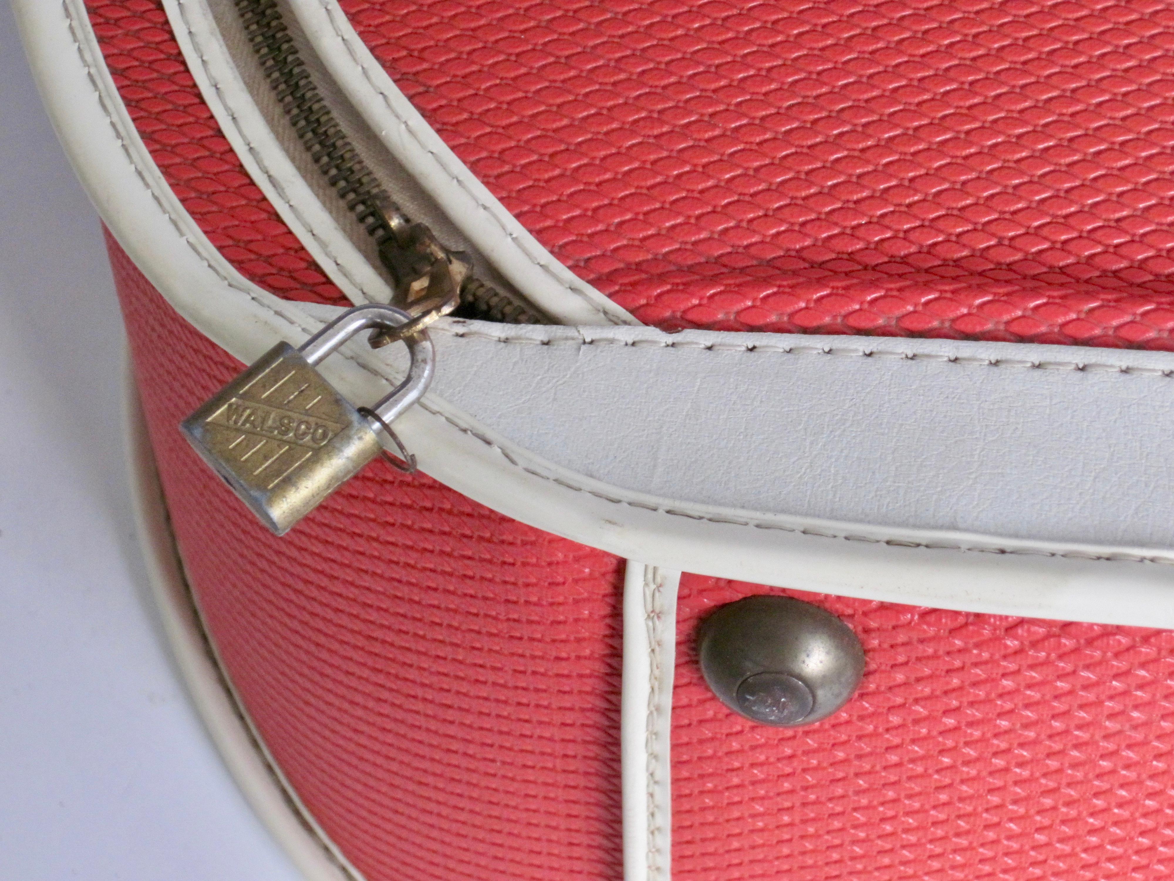 1950s Modal Red Hat Box Leed's Tested Travelwear Luggage Prop en vente 1