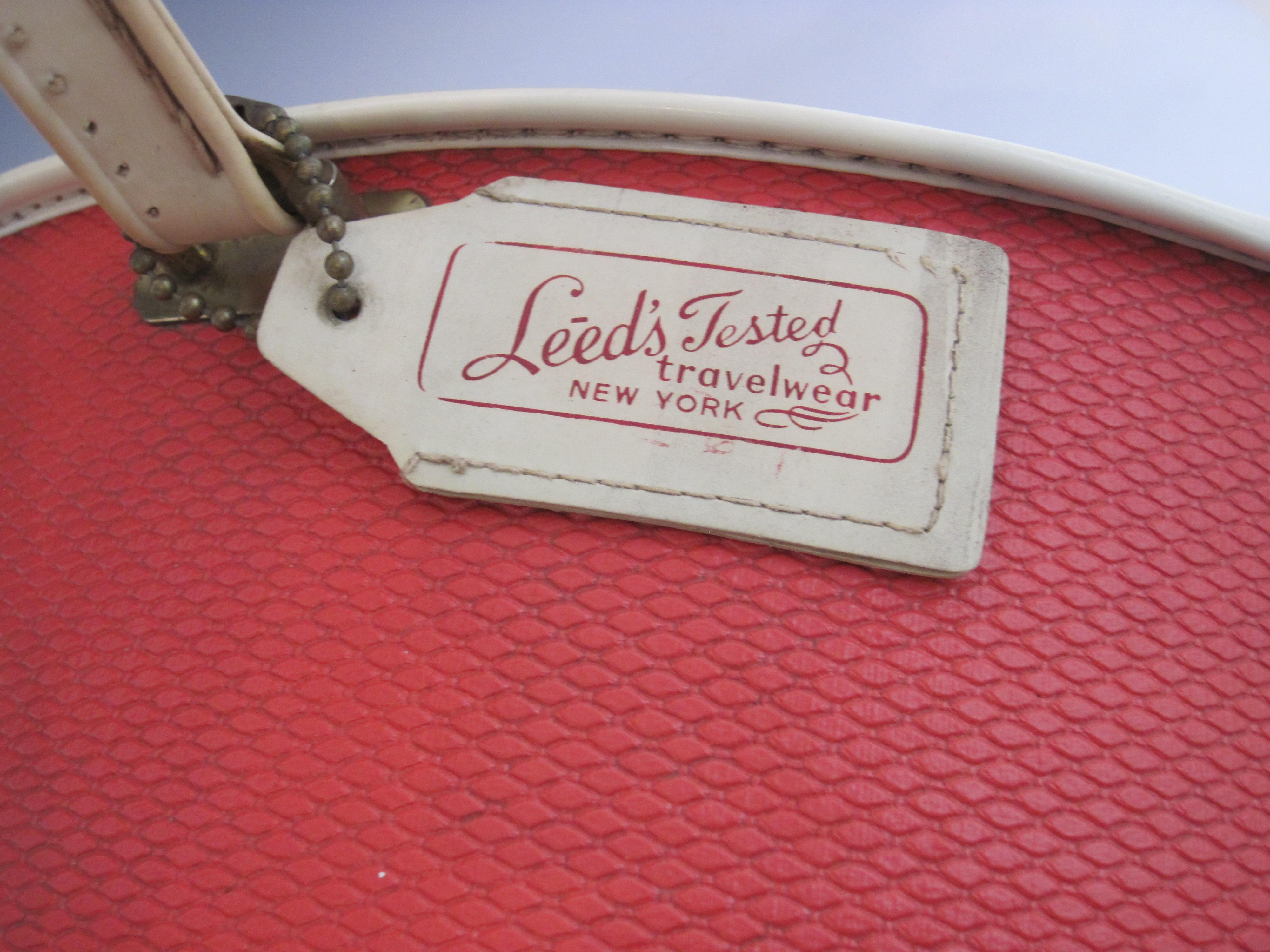 1950s Modal Red Hat Box Leed's Tested Travelwear Luggage Prop en vente 2