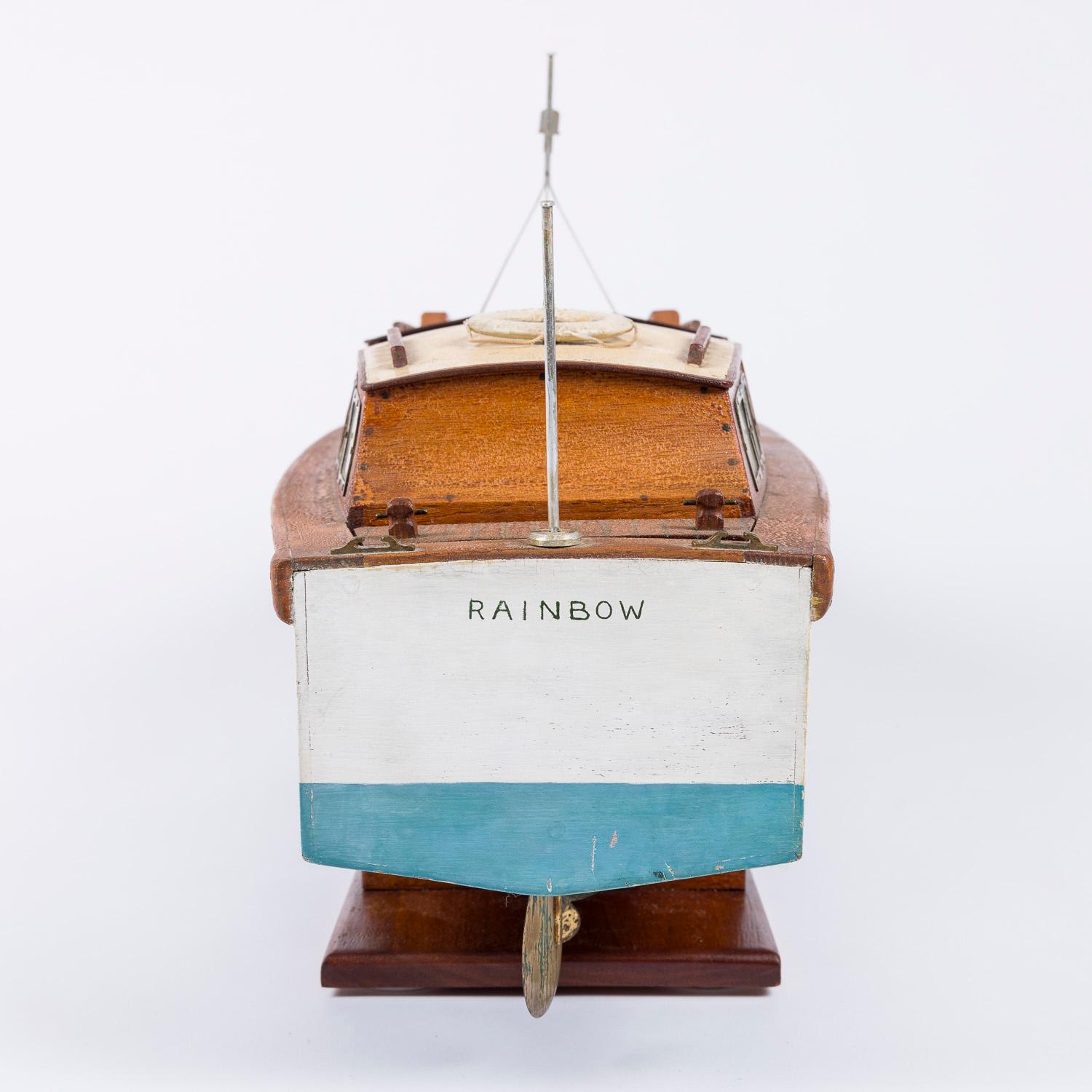 Modèle de bateau à moteur nommé Rainbow des années 1950 en vente 5