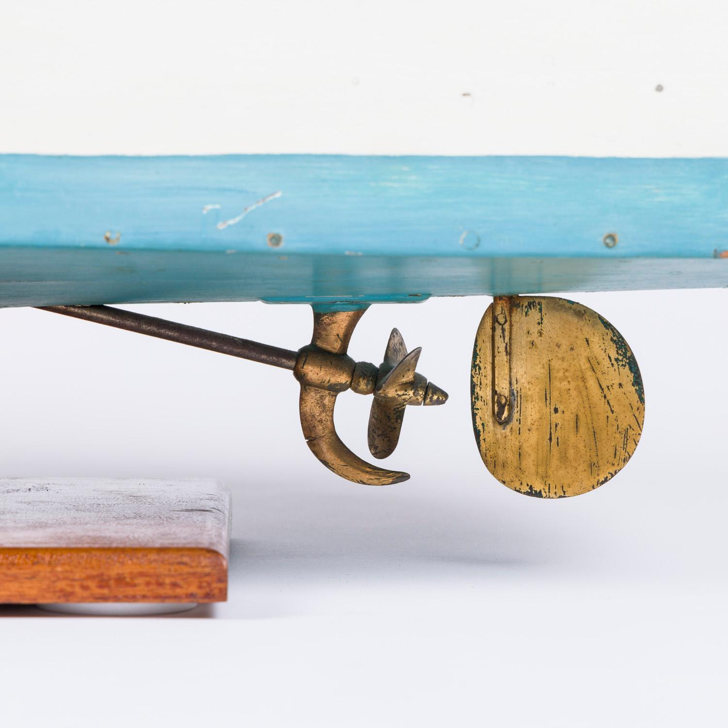 Modèle de bateau à moteur nommé Rainbow des années 1950 en vente 6