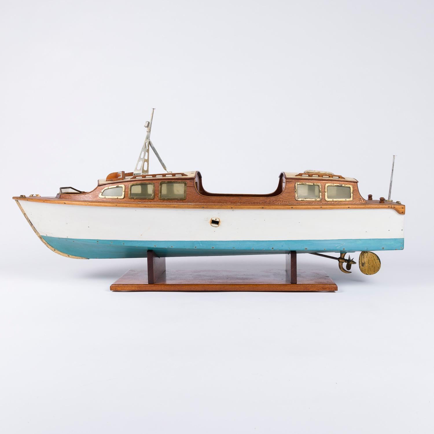 Modèle de bateau à moteur nommé Rainbow des années 1950 en vente 11