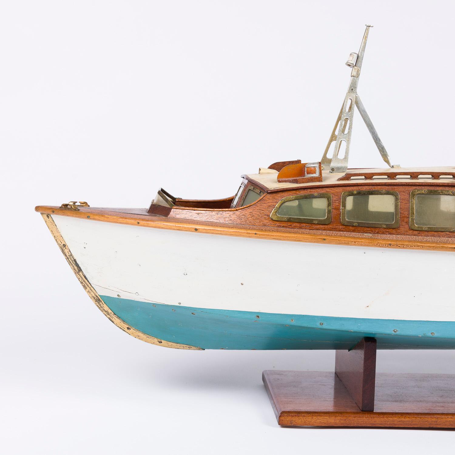 Anglais Modèle de bateau à moteur nommé Rainbow des années 1950 en vente