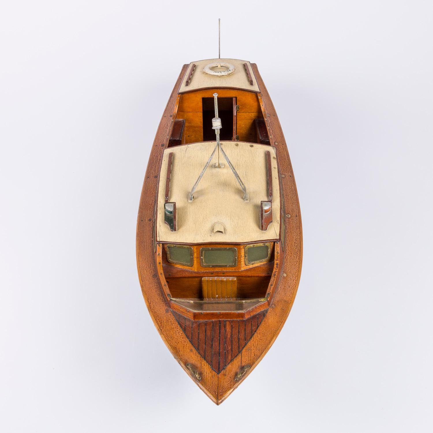 Peint Modèle de bateau à moteur nommé Rainbow des années 1950 en vente