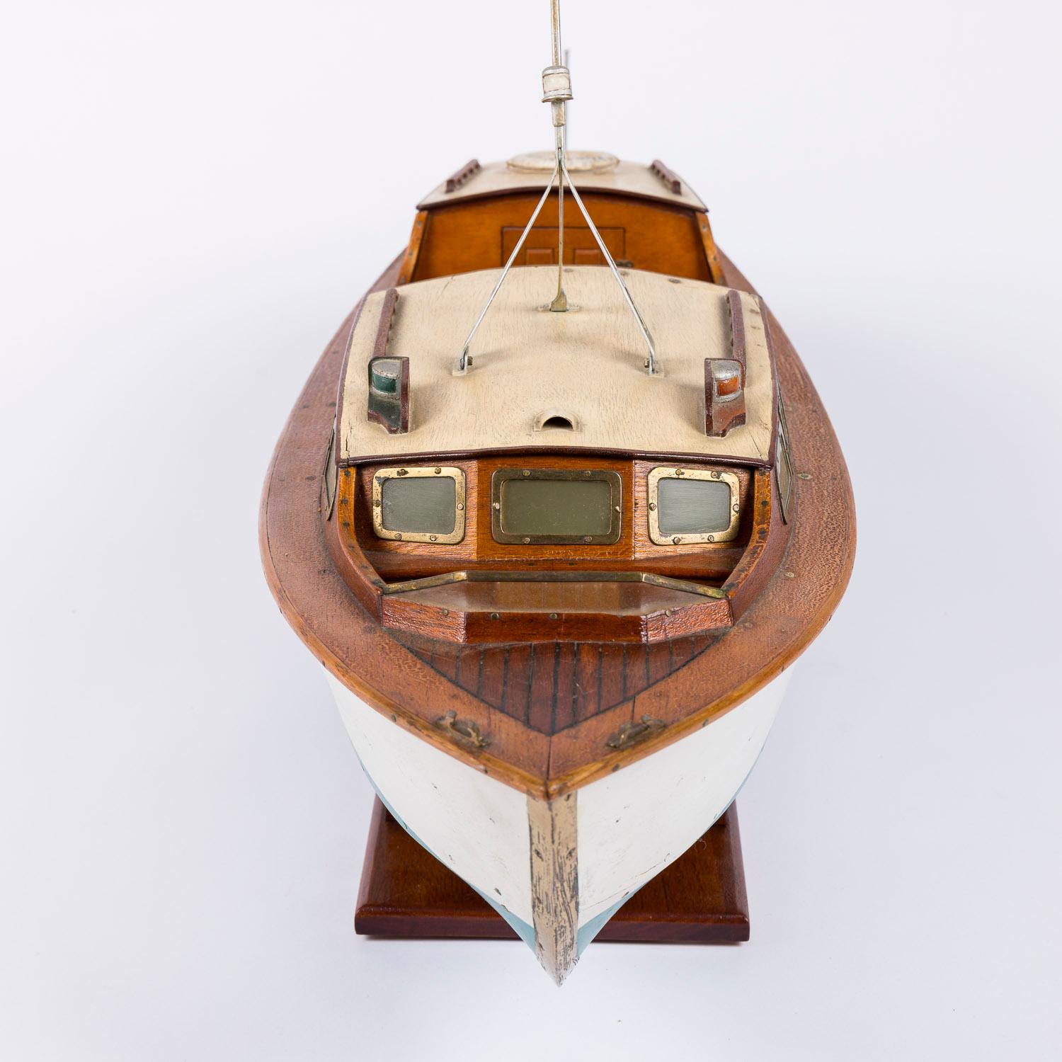 Modèle de bateau à moteur nommé Rainbow des années 1950 Bon état - En vente à London, GB