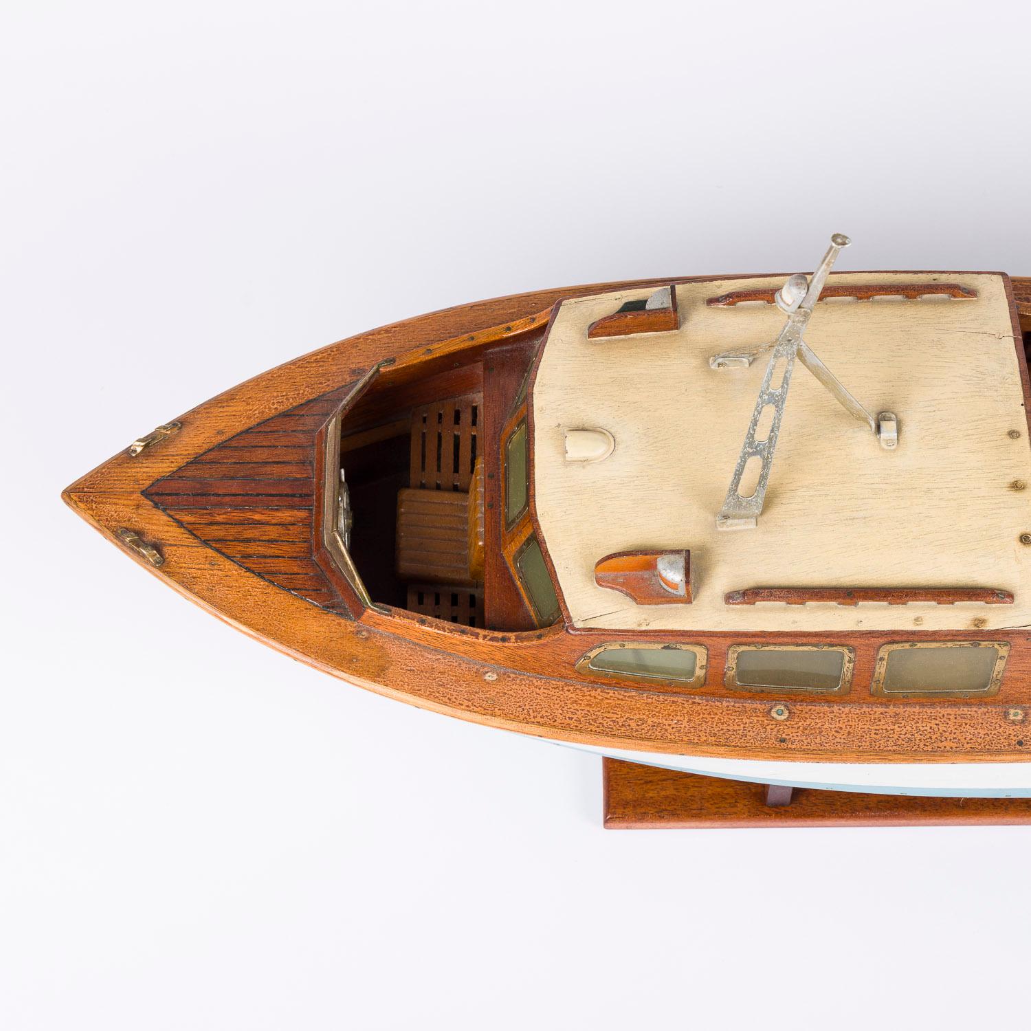 20ième siècle Modèle de bateau à moteur nommé Rainbow des années 1950 en vente