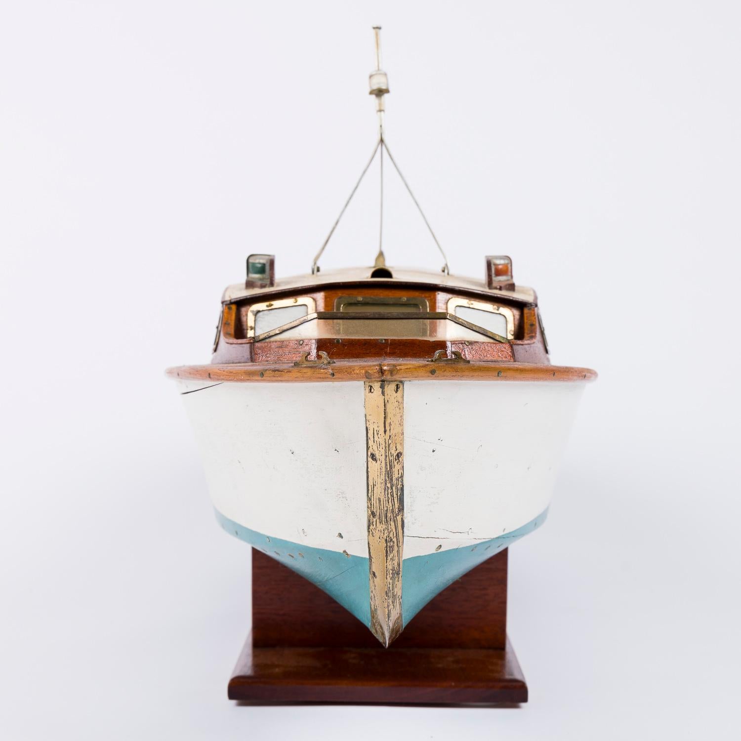 Modèle de bateau à moteur nommé Rainbow des années 1950 en vente 1
