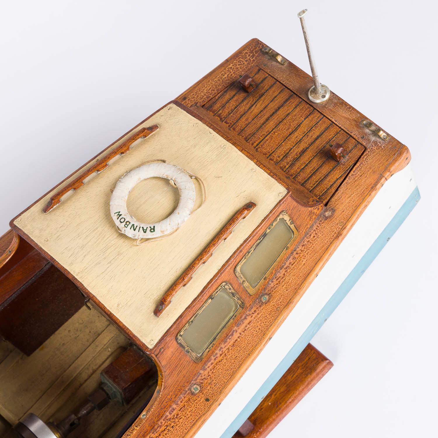 Modèle de bateau à moteur nommé Rainbow des années 1950 en vente 2