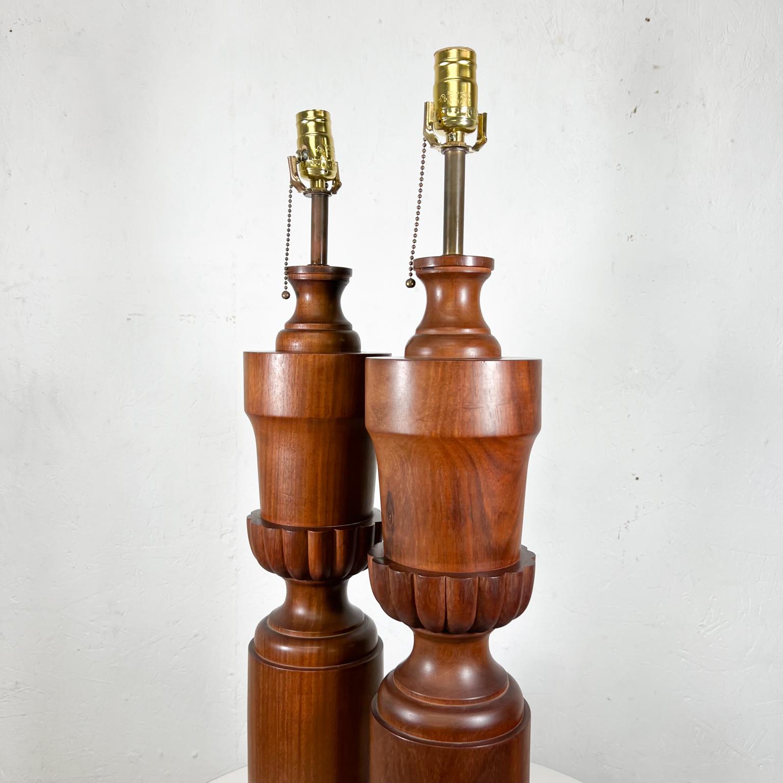 Sculpturales lampes de table modernes des années 1950 en bois d'acajou africain massif Bon état - En vente à Chula Vista, CA