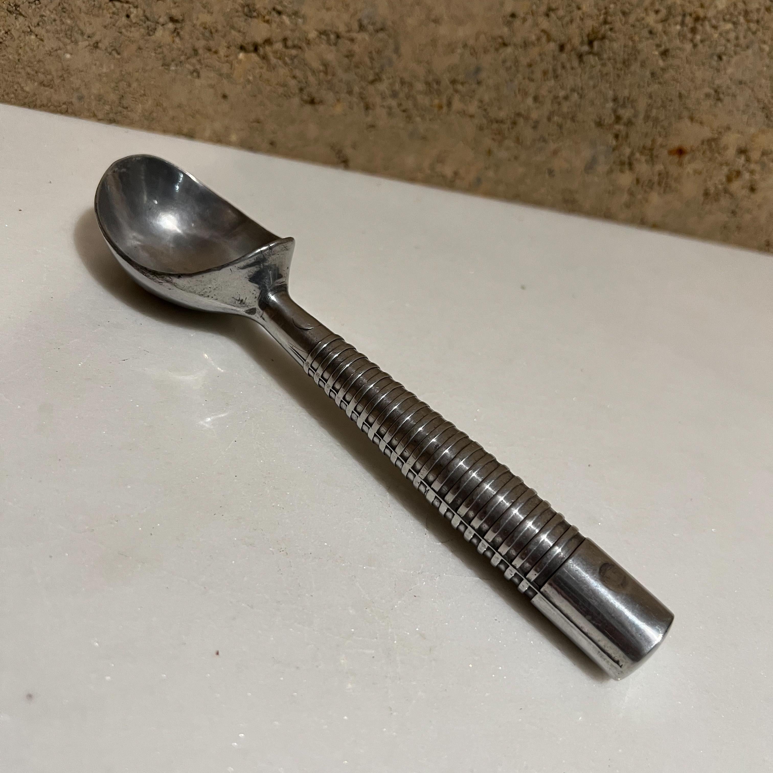 1950s Modern polished aluminum ice cream scooper Airstream style 
Ribbed handle 
Stamped Taiwan
Measures 1.25 x 7 long
Preowned Original unrestored Vintage Condition
Refer to images.