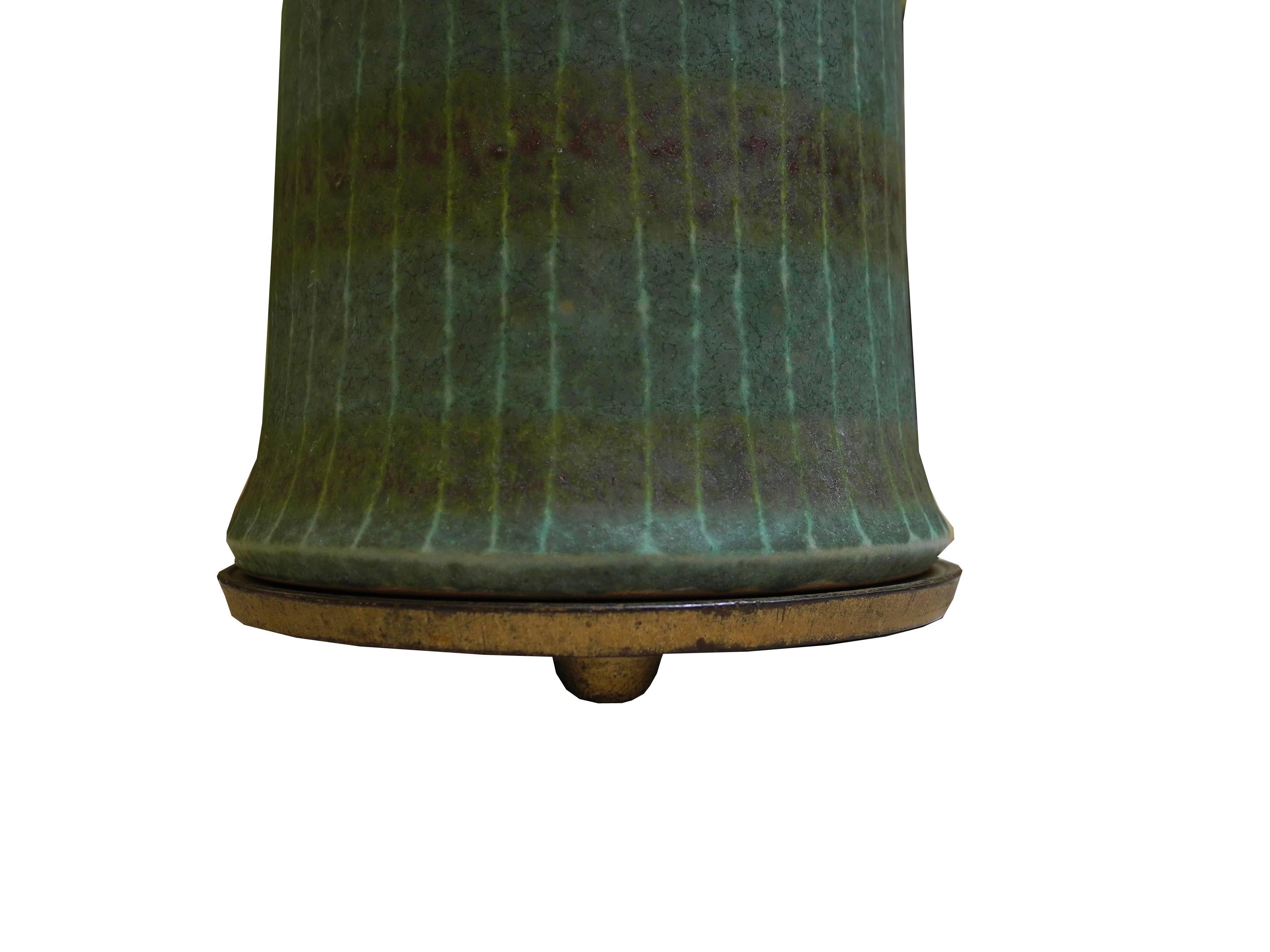1950s Modern Asian Vessel Style Italian Ceramic Green Table Lamp In Good Condition For Sale In Hudson, NY