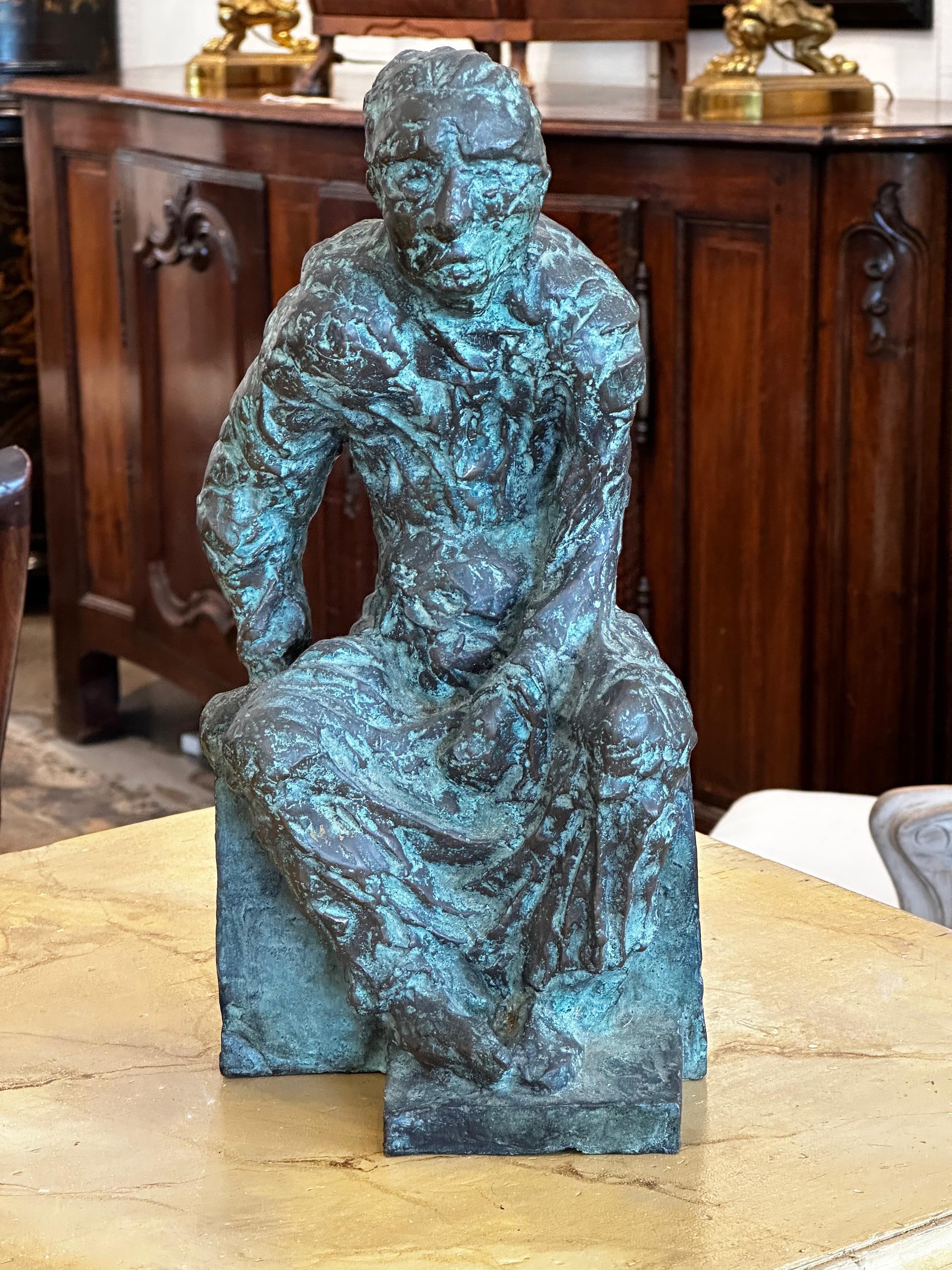 Sculpture en bronze d'un homme assis